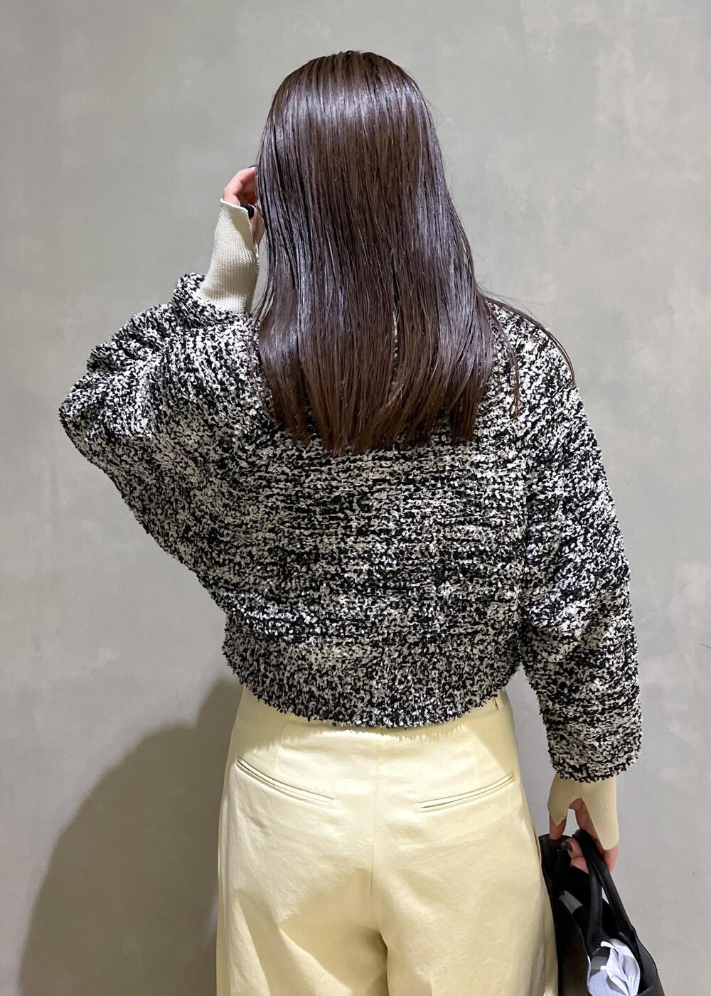 「AER、WEB限定、WEB限定商品、WEB限定アイテム、カーディガン、ニット、パンツ、ワイドパンツ、サテン、パンプス、シューズ、モノトーン、モノトーンコーデ、バッグ、ハンドバッグ」｜「ADAM ET ROPE'の【環境配慮】ビンテージサテンサイドタックパンツ（その他パンツ、イエロー系）」を使った、adamtanakaさん（レディース・158cm）の冬コーディネートの8枚目の写真