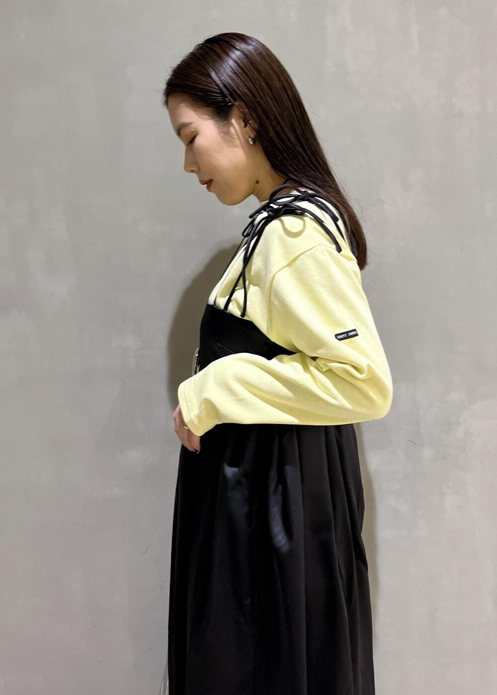 「24ss春の新作、GANNI、ガニー、SAINTJAMES、セントジェームス、Newbalance、ニューバランス、AMOMENTO、アモーメント、イエロー、ブラック、カットソー、キャミワンピ、バッグ、ハンドバッグ」|adamtanakaさん(レディース・158cm)の冬コーディネートの7枚目の写真