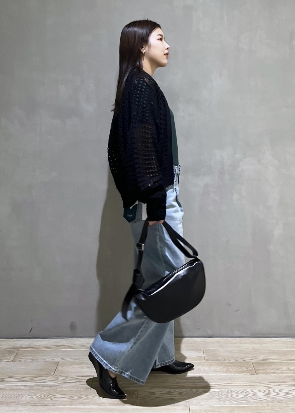 「WEB限定、WEB限定商品、WEB限定アイテム、Sporty&rich、スポーティーアンドリッチ、Levis、リーバイス、BIOTOP、別注、メッシュ、ロゴ、バギーデニム、バッグ、ボディバッグ、24ss春の新作」｜「ADAM ET ROPE'のフォルムウェッジパンプス（パンプス、ブラック系）」を使った、adamtanakaさん（レディース・158cm）の春コーディネートの5枚目の写真