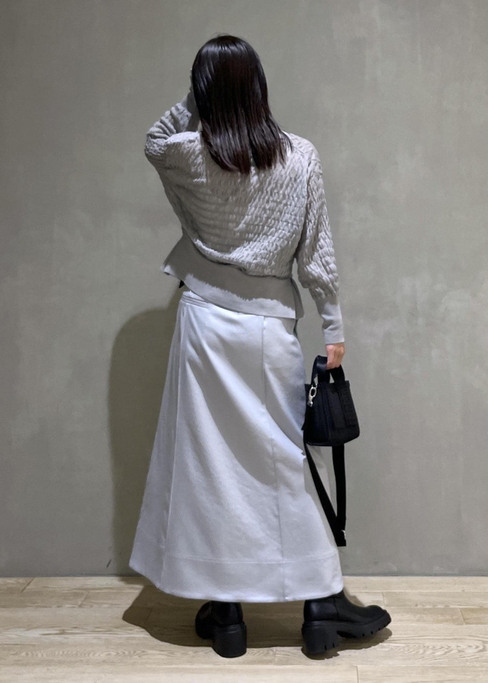 「GANNI、ガニー、WEB限定、WEB限定商品、WEB限定アイテム、シアー、ペプラム、グレー、ニット、ライトグレー、スカート、フレア、フレアスカート、ブーツ、ADAM ET ROPÉ」｜「ADAM ET ROPE'の【晴雨兼用】ウォータープルーフトラックソールロングブーツ（ブーツ、ブラック系）」を使った、adamtanakaさん（レディース・158cm）の夏コーディネートの3枚目の写真