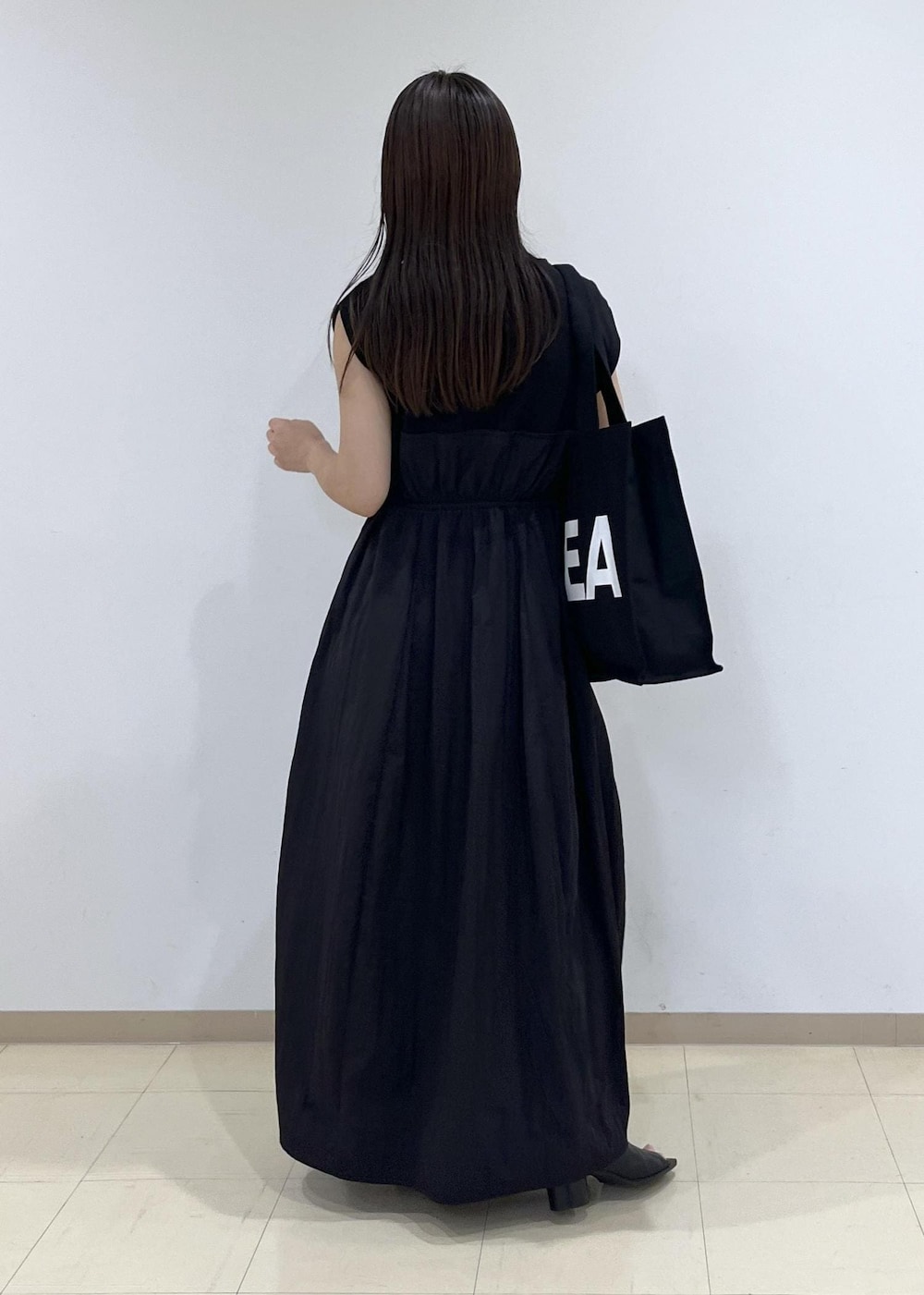 「ワンピース、サンダル、ブラックコーデ、バッグ、トートバッグ、IDEA、アイデア、ブラック、モード、ADAM ET ROPÉ、FEMME、SDGs、サステナブル、骨格ストレート、イエベ」｜「ADAM ET ROPE'のストレッチブーツサンダル（ブーツ、ブラック系）」を使った、adamtanakaさん（レディース・158cm）の夏コーディネートの5枚目の写真