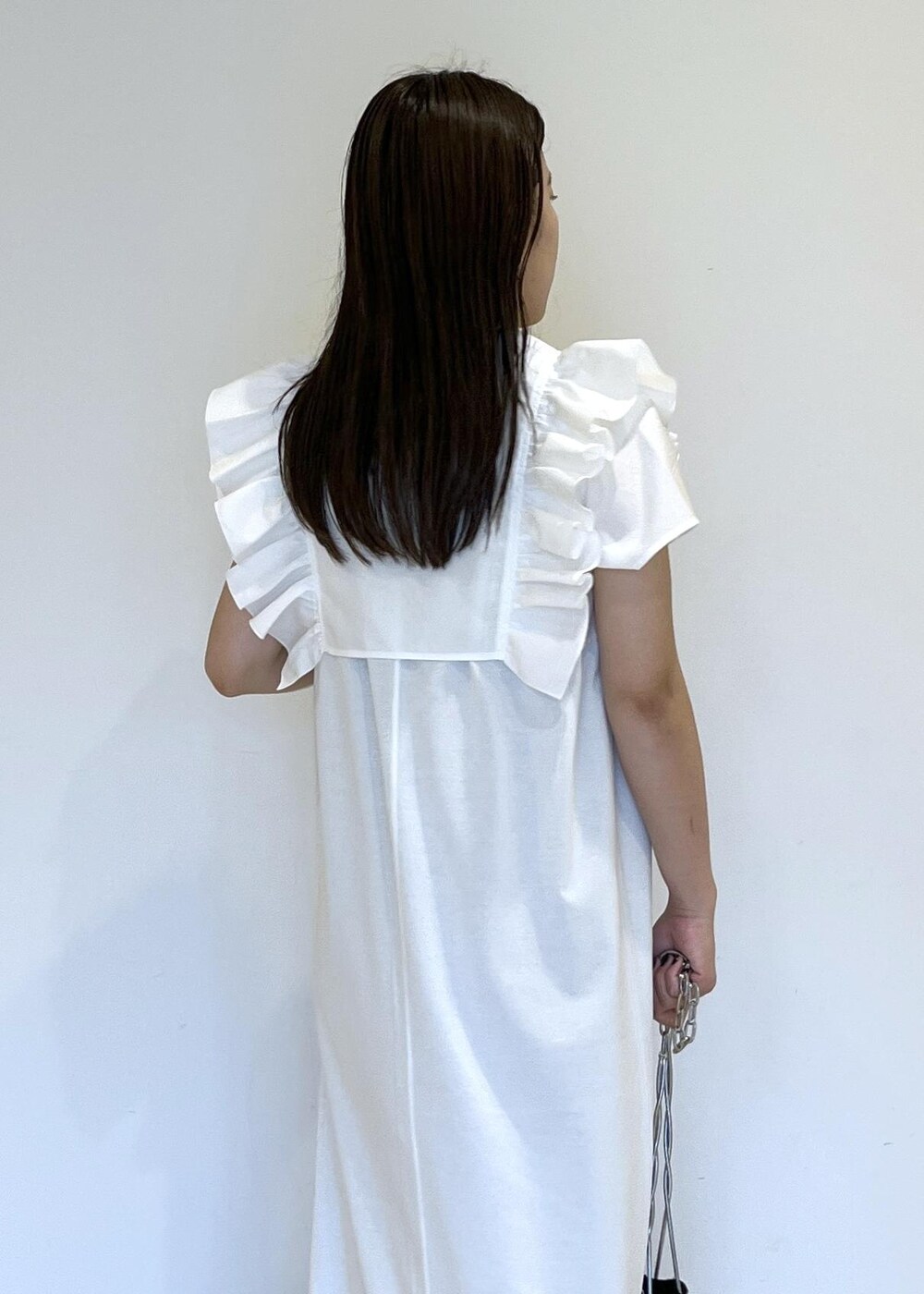 「24ss夏の新作、ワンピ、バッグ、ビゴター、BIGOTRE、ホワイト、ワンピース、パンツ、サンダル、ADAM ET ROPÉ、FEMME、SDGs、サステナブル、骨格ストレート、イエベ」|「ADAM ET ROPE'の【BIGOTRE(ビゴター)】PURSE METAL MINI(ハンドバッグ、ブラック系)」を使った、adamtanakaさん(レディース・158cm)の夏コーディネートの8枚目の写真