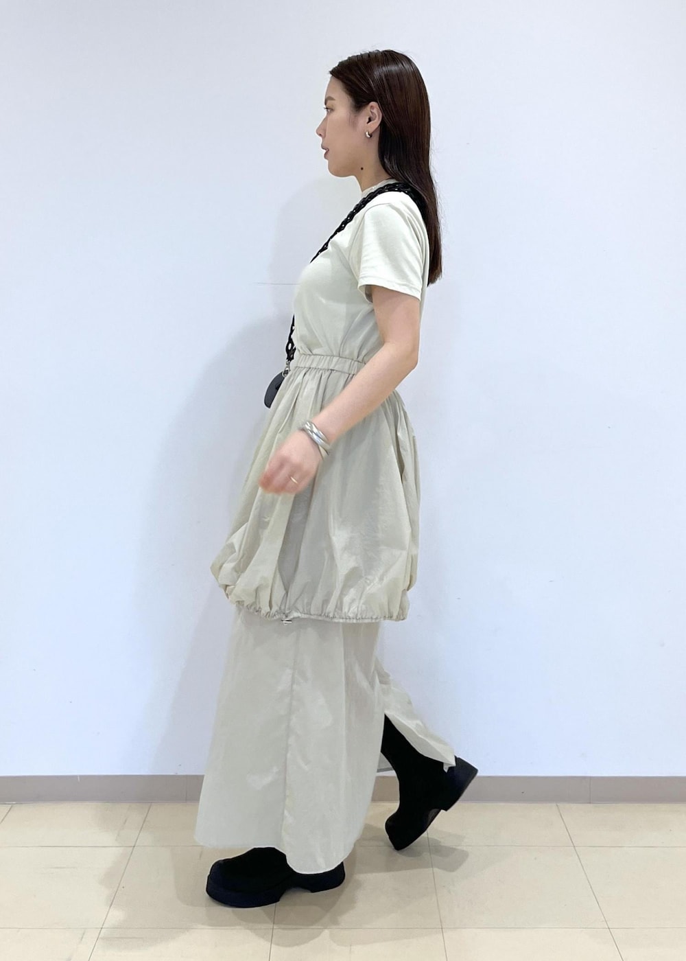「24ss春の新作、24ss夏の新作、バッグ、ミニバッグ、Benamun、バングル、ワンピース、ADAM ET ROPÉ、FEMME、SDGs、サステナブル、骨格ストレート、イエベ、カジュアル、大人カジュアル」｜「ADAM ET ROPE'の【洗える】アシメバルーンワンピース（ワンピース、ベージュ系）」を使った、adamtanakaさん（レディース・158cm）の春コーディネートの6枚目の写真