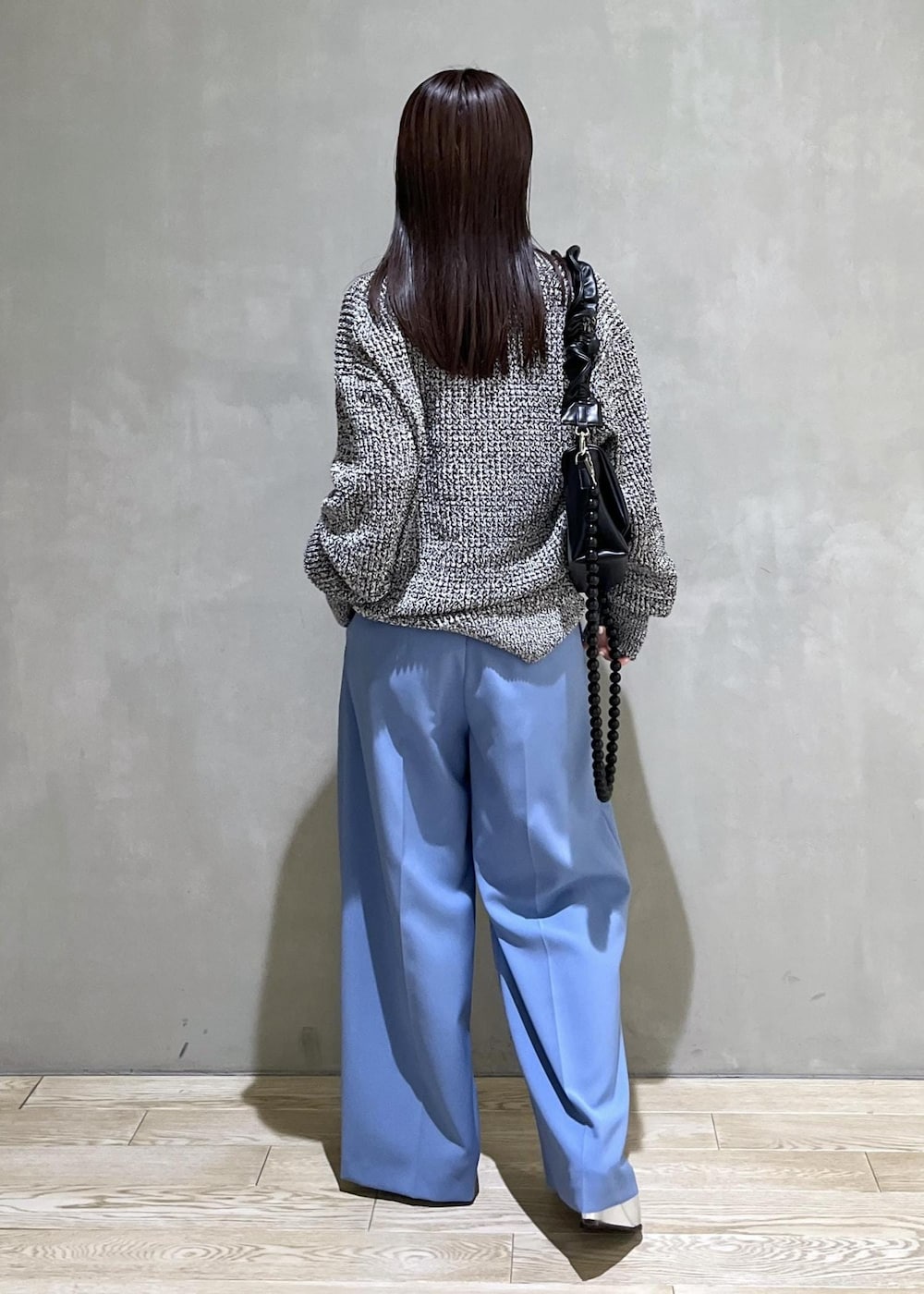 「メッシュ、パンツ、ワイドパンツ、スラックス、ブルー、パンプス、シルバー、バッグ、ショルダーバッグ、AER、WEB限定、WEB限定商品、WEB限定アイテム、アクセサリー、ネックレス」｜「ADAM ET ROPE'の【サステナブル】カスタムショルダーバッグ（ショルダーバッグ、ブラック系）」を使った、adamtanakaさん（レディース・158cm）の冬コーディネートの5枚目の写真