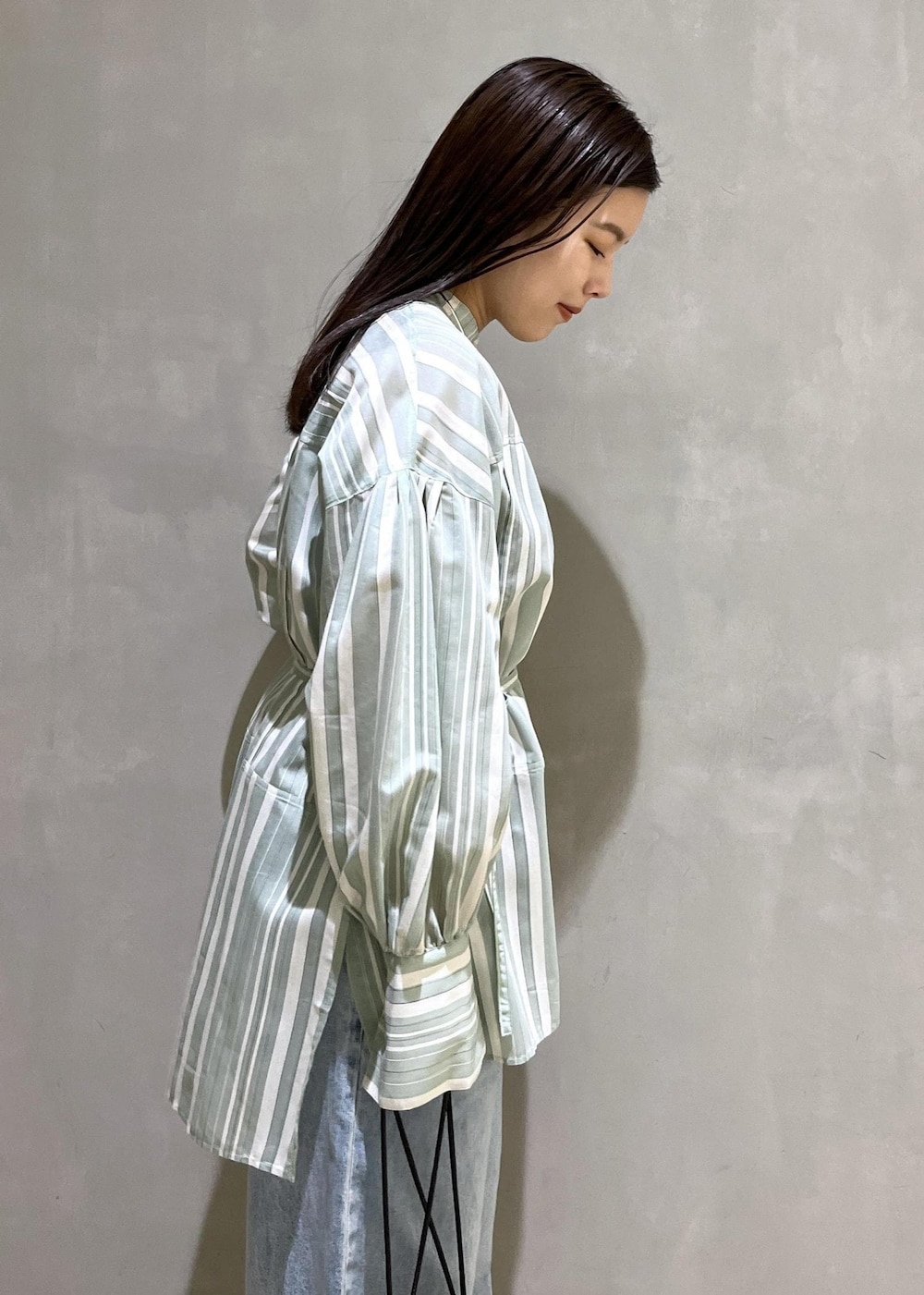 「24ss春の新作、WEB限定、WEB限定商品、WEB限定アイテム、シャツ、チュニックシャツ、デニム、Levis、リーバイス、別注、BIOTOP、サンダル、バッグ、ショルダーバッグ、ストライプ」｜「ADAM ET ROPE'の【サステナブル】ナロークロスストラップサンダル（サンダル、ブラック系）」を使った、adamtanakaさん（レディース・158cm）の春コーディネートの7枚目の写真