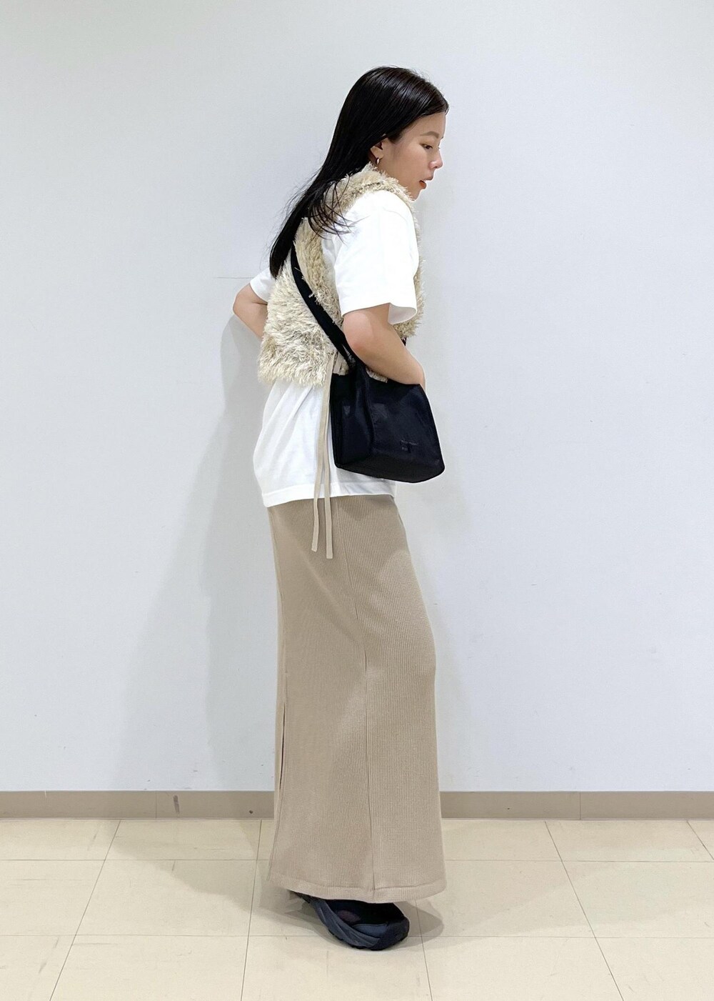 「ニット、フワフワ、ブラック、ロゴ、Tシャツ、半袖、夏コーデ、初秋コーデ、お出かけコーデ、大人カジュアル、レイヤード、スカートスタイル、ワントーンコーデ、カジュアルコーデ、ADAM ET ROPÉ」｜「MILLERの【Miller for ADAM ET ROPE'】別注WAFFLE SKIRT（スカート、ベージュ系）」を使った、adamtanakaさん（レディース・158cm）の夏コーディネートの5枚目の写真
