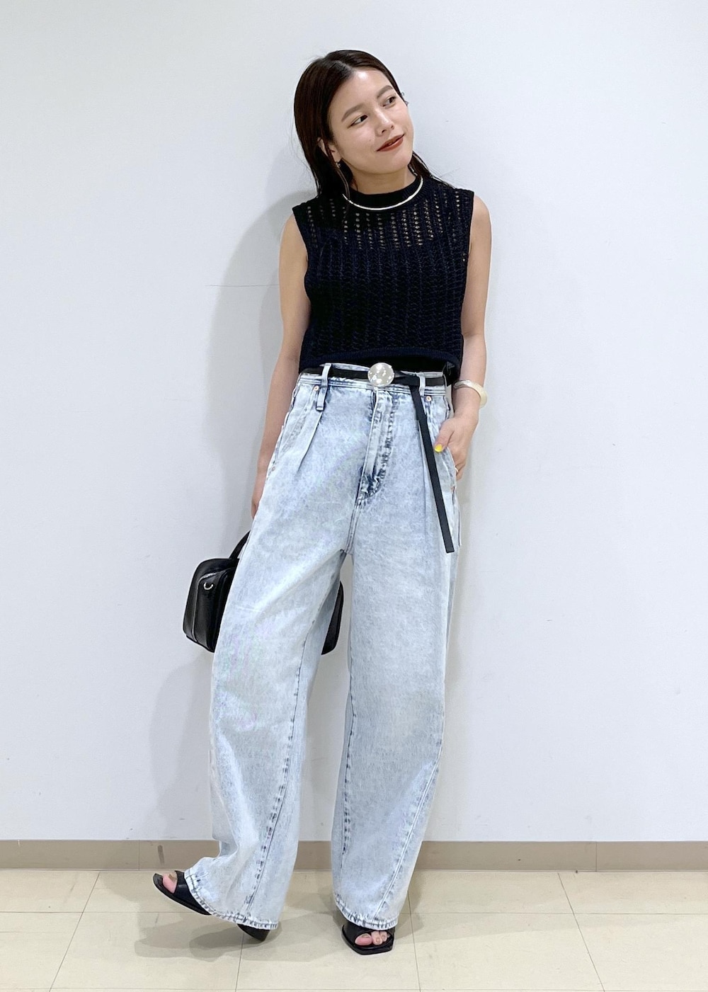 「デニム、サンダル、ブーツ、ベルト、バッグ、ハンドバッグ、ブラックコーデ、ブラック、メッシュ、24ss春の新作、24ss夏の新作、ADAM ET ROPÉ、FEMME、SDGs、サステナブル」｜「ADAM ET ROPE'のストレッチブーツサンダル（ブーツ、ブラック系）」を使った、adamtanakaさん（レディース・158cm）の春コーディネートの2枚目の写真