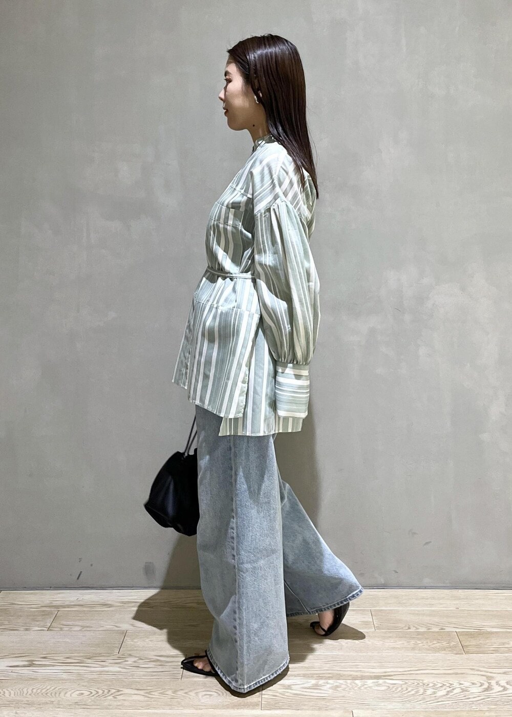 「24ss春の新作、WEB限定、WEB限定商品、WEB限定アイテム、シャツ、チュニックシャツ、デニム、Levis、リーバイス、別注、BIOTOP、サンダル、バッグ、ショルダーバッグ、ストライプ」｜「ADAM ET ROPE'の【サステナブル】ナロークロスストラップサンダル（サンダル、ブラック系）」を使った、adamtanakaさん（レディース・158cm）の春コーディネートの5枚目の写真
