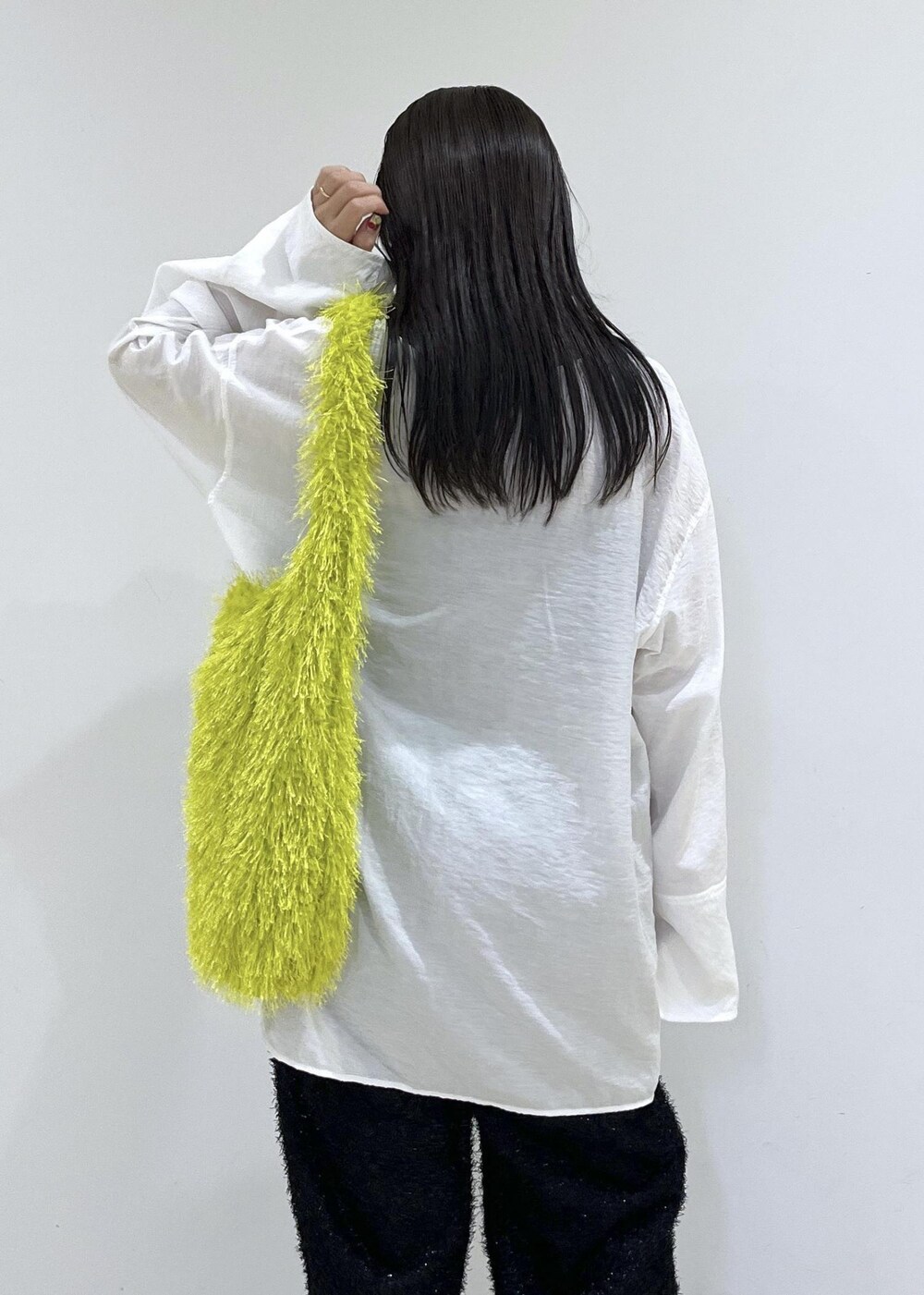 「benamun、ブラウス、ショルダーバッグ、イエロー、長袖、シャツ、ブラック、初秋コーデ、秋コーデ、お出かけコーデ、モード、大人カジュアル、パンツスタイル、モノトーンコーデ、ADAM ET ROPÉ」｜「ADAM ET ROPE'のファジーイージーパンツ（その他パンツ、ブラック系）」を使った、adamtanakaさん（レディース・158cm）の夏コーディネートの8枚目の写真