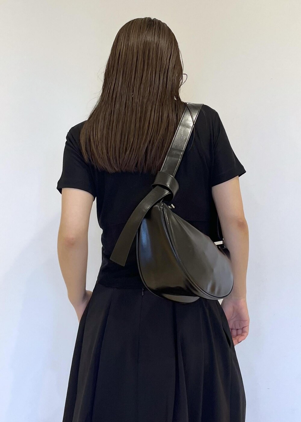 「バッグ、ショルダーバッグ、24ss夏の新作、ブラック、ブラックコーデ、ADAM ET ROPÉ、FEMME、SDGs、サステナブル、骨格ストレート、イエベ、カジュアル、大人カジュアル、モード、夏」｜「ADAM ET ROPE'の【サステナブル】ムスビショルダーバッグ（ショルダーバッグ、ブラック系）」を使った、adamtanakaさん（レディース・158cm）の夏コーディネートの9枚目の写真