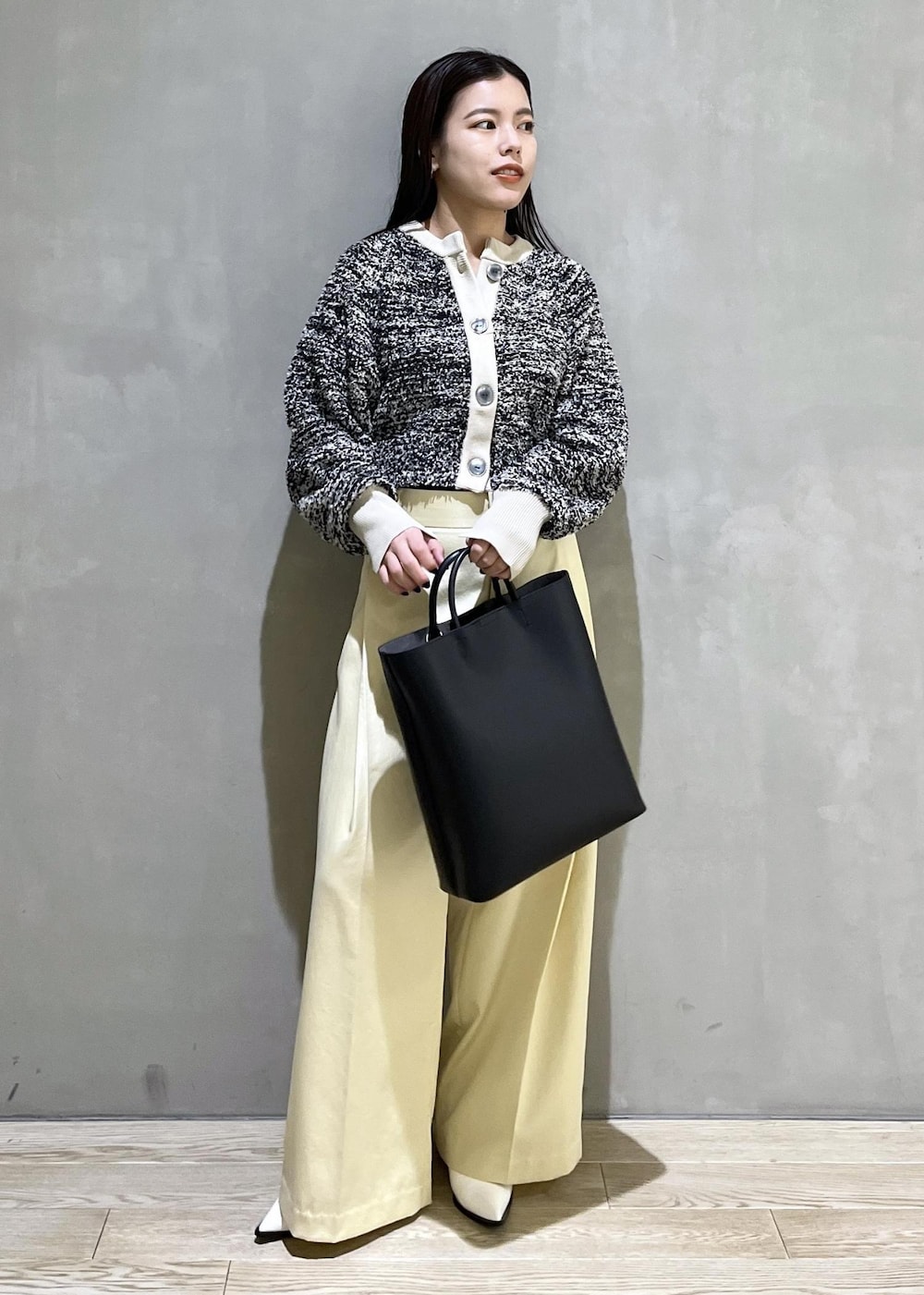「AER、WEB限定、WEB限定商品、WEB限定アイテム、カーディガン、ニット、パンツ、ワイドパンツ、サテン、パンプス、シューズ、モノトーン、モノトーンコーデ、バッグ、ハンドバッグ」｜「ADAM ET ROPE'の【環境配慮】ビンテージサテンサイドタックパンツ（その他パンツ、イエロー系）」を使った、adamtanakaさん（レディース・158cm）の冬コーディネートの2枚目の写真