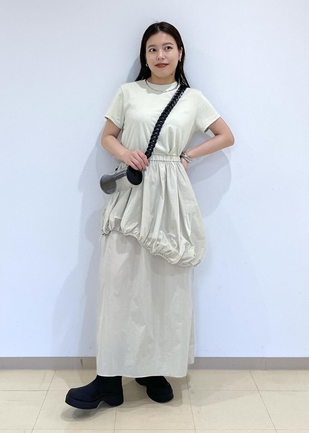 「24ss春の新作、24ss夏の新作、バッグ、ミニバッグ、Benamun、バングル、ワンピース、ADAM ET ROPÉ、FEMME、SDGs、サステナブル、骨格ストレート、イエベ、カジュアル、大人カジュアル」｜「ADAM ET ROPE'の【洗える】アシメバルーンワンピース（ワンピース、ベージュ系）」を使った、adamtanakaさん（レディース・158cm）の春コーディネートの2枚目の写真
