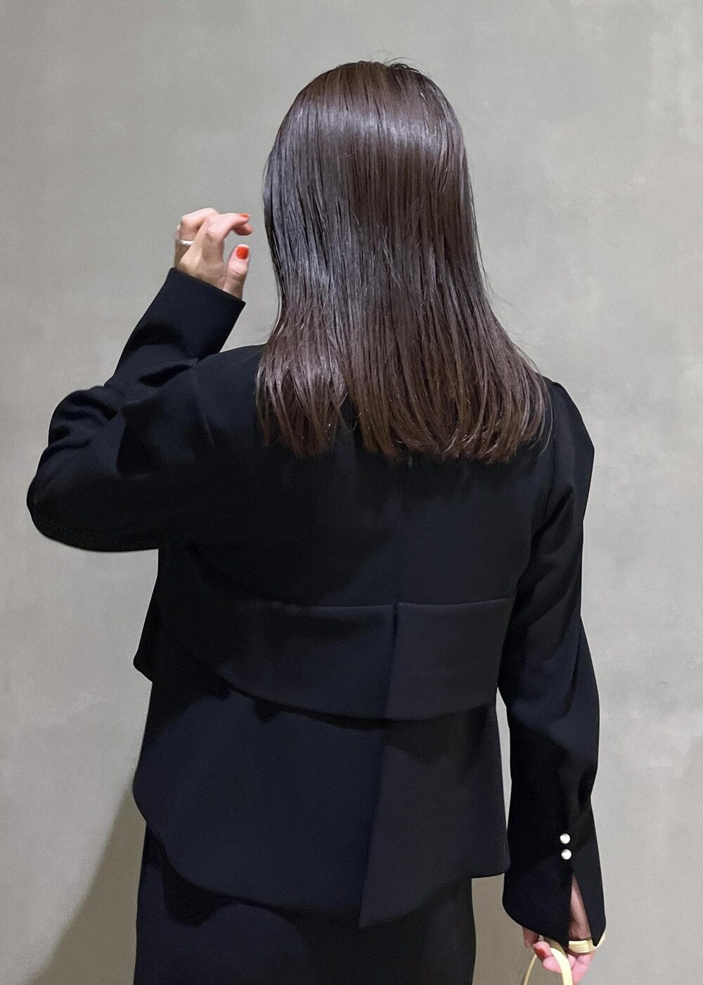 シルバー系のパンプスを着用したレディースの冬コーディネートの8枚目の写真