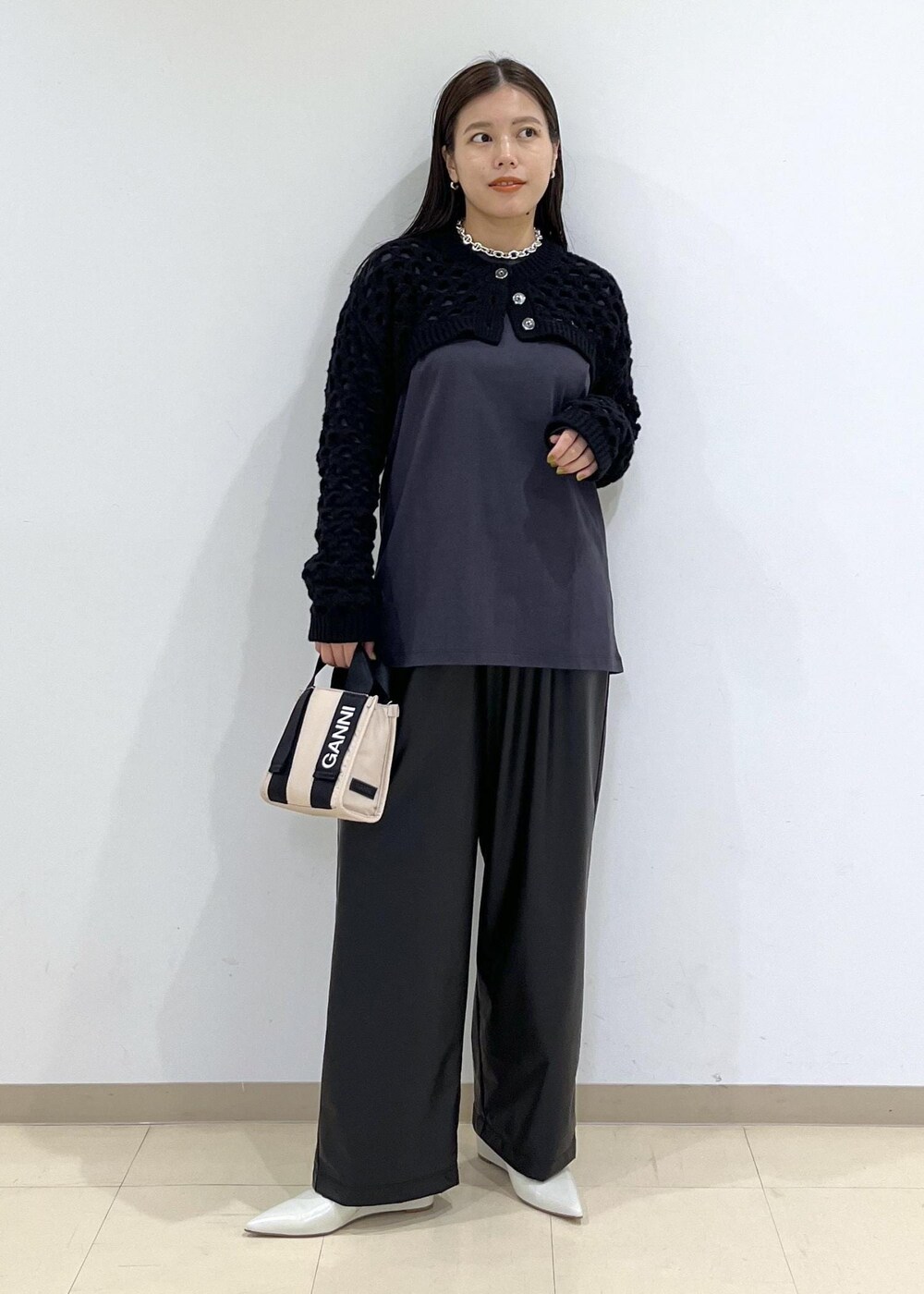 「GANNI、ガニー、ニット、ボレロ、ブラック、ハンドバッグ、長袖、ポインテッドトゥ、ヒール、初秋コーデ、秋コーデ、お出かけコーデ、モード、大人カジュアル、レイヤード」|「ADAM ET ROPE'のアイレットボレロカーディガン(カーディガン/ボレロ、ブラック系)」を使った、adamtanakaさん(レディース・158cm)の夏コーディネートの3枚目の写真