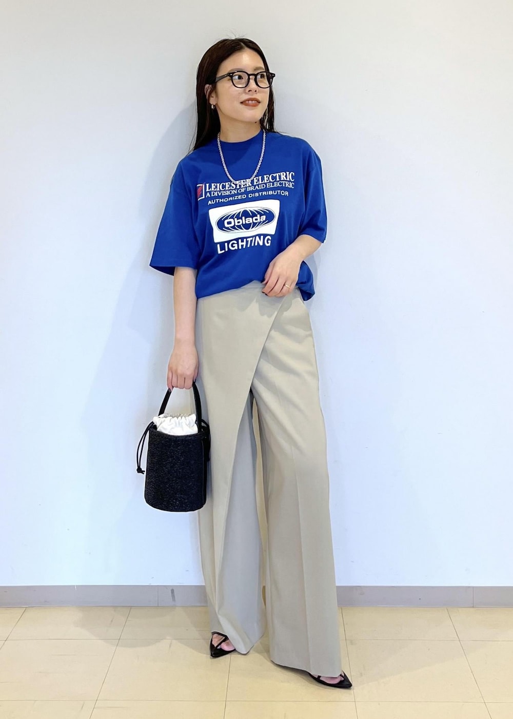 「バッグ、ミニバッグ、24ss夏の新作、oblada、オブラダ、ブルー、Tシャツ、ロゴ、プリント、パンツ、ADAM ET ROPÉ、FEMME、SDGs、サステナブル、骨格ストレート」｜「ADAM ET ROPE'の【サステナブル】ナロークロスストラップサンダル（サンダル、ブラック系）」を使った、adamtanakaさん（レディース・158cm）の夏コーディネートの2枚目の写真