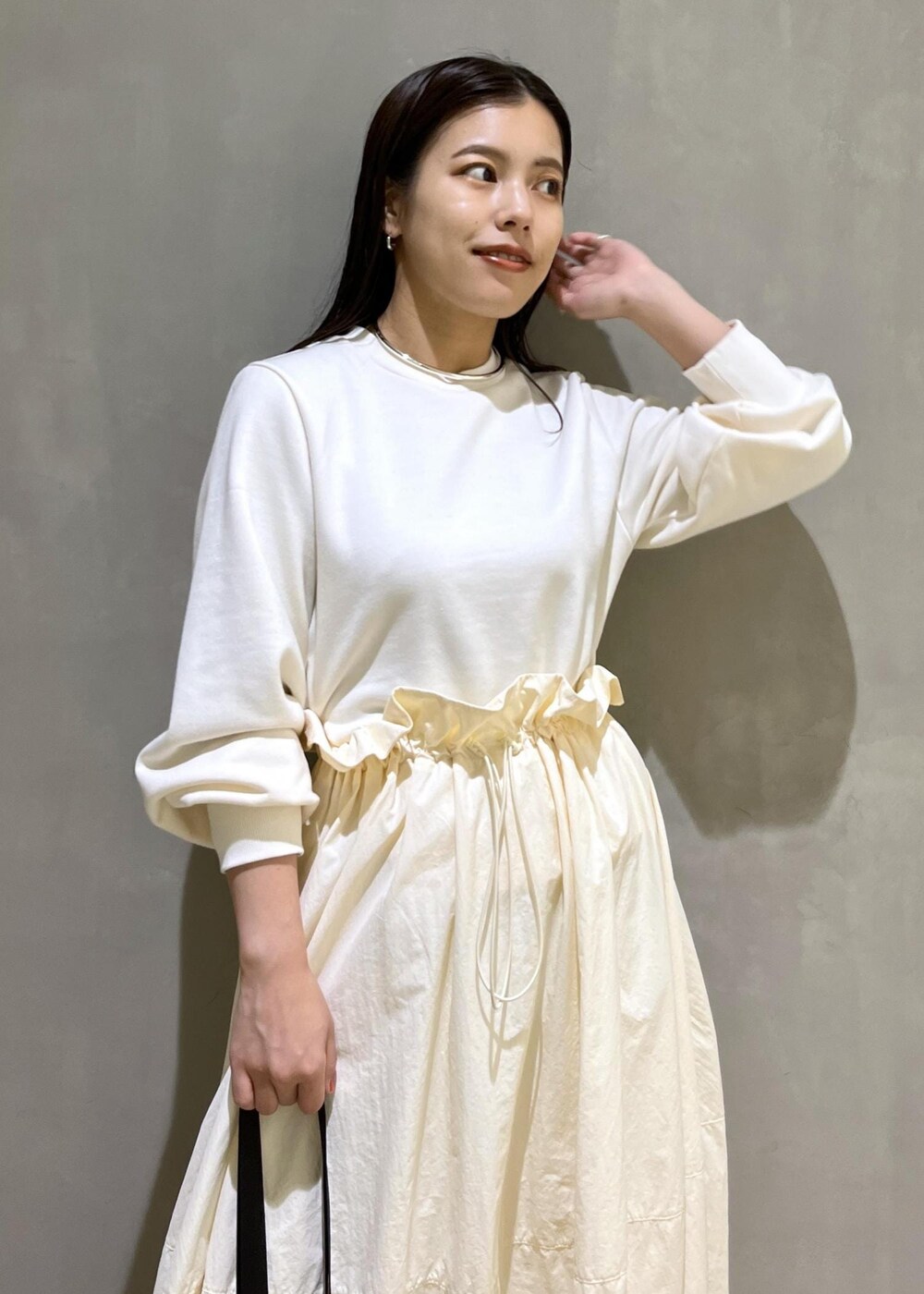 「バッグ、LACOSTE、ラコステ、チョーカー、SNaPMeAward23w、ショルダーバッグ、ワンピース、ADAM ET ROPÉ、FEMME、SDGs、サステナブル、骨格ストレート、イエベ、カジュアル、大人カジュアル」｜「ADAM ET ROPE'のメタルカーブチョーカー（チョーカー、シルバー系）」を使った、adamtanakaさん（レディース・158cm）の冬コーディネートの6枚目の写真