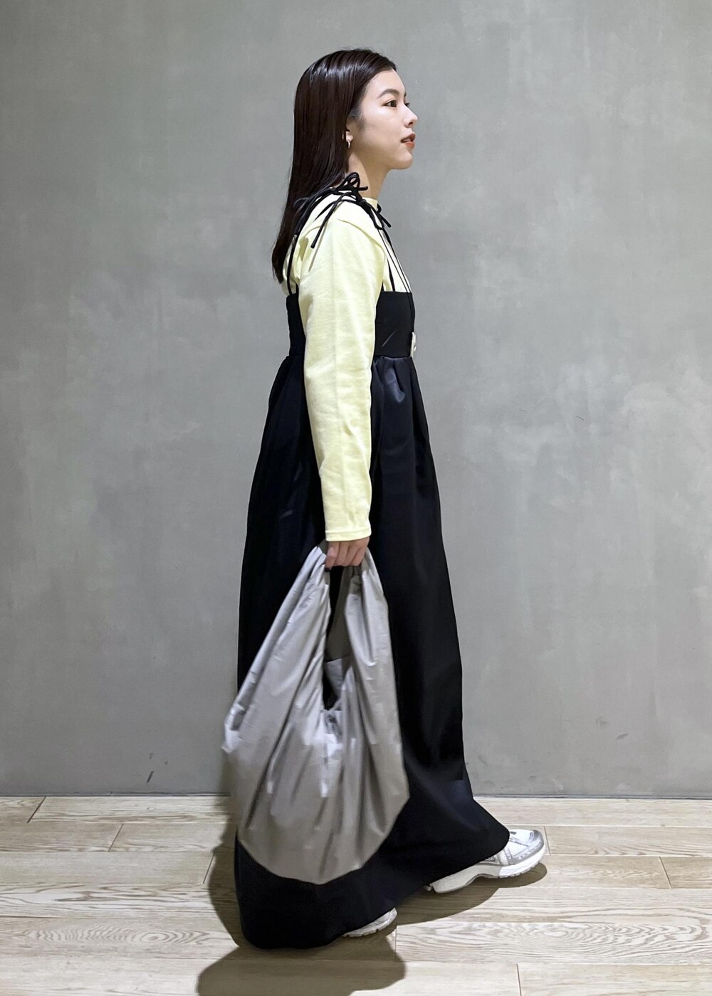 「24ss春の新作、GANNI、ガニー、SAINTJAMES、セントジェームス、Newbalance、ニューバランス、AMOMENTO、アモーメント、イエロー、ブラック、カットソー、キャミワンピ、バッグ、ハンドバッグ」|adamtanakaさん(レディース・158cm)の冬コーディネートの5枚目の写真