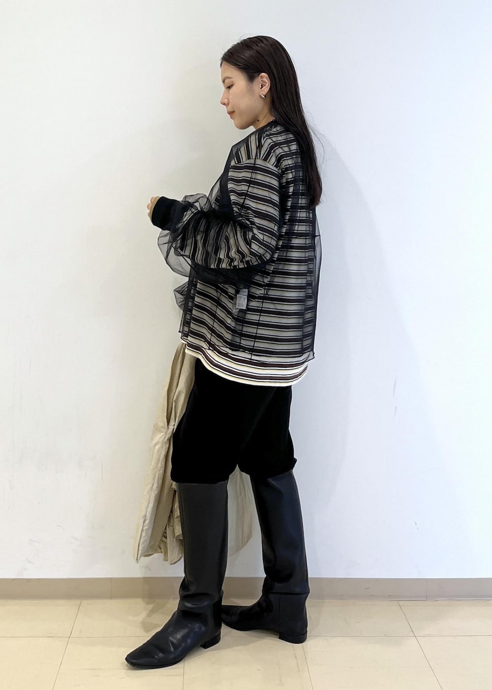 「JACKSONMATISSE、ジャクソンマティス、別注、ロンT、チュール、シアー、ボーダー、初秋コーデ、秋コーデ、お出かけコーデ、モード、大人カジュアル、レイヤード、カジュアルコーデ、別注アイテム」｜「ADAM ET ROPE'の【洗える】オーバーチュールプルオーバー（Tシャツ/カットソー、ブラック系）」を使った、adamtanakaさん（レディース・158cm）の秋コーディネートの3枚目の写真