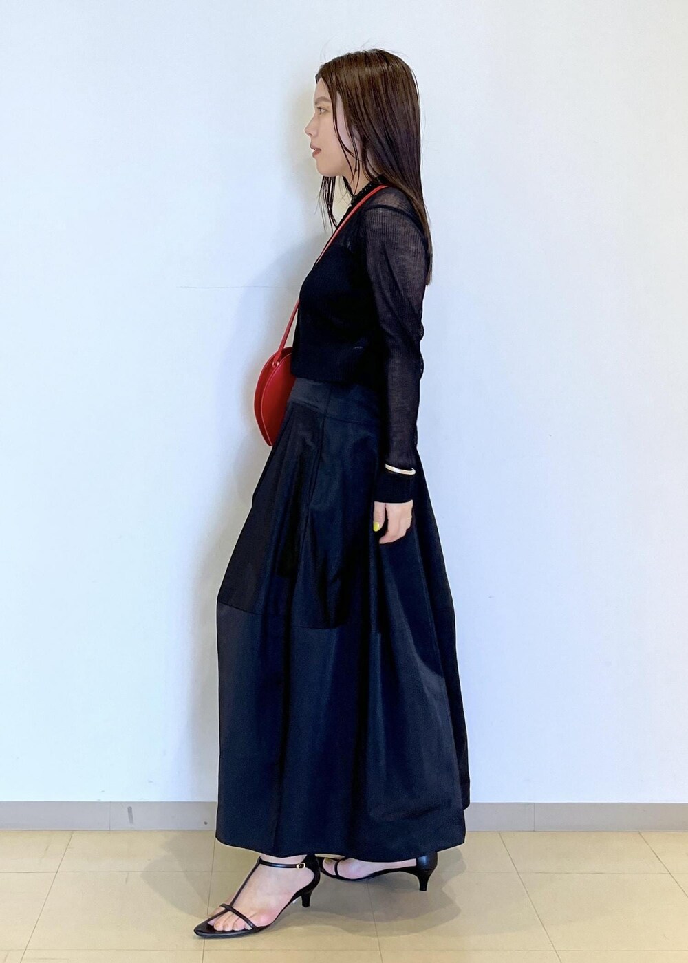 「ブラックコーデ、プリーツ、MOL、バッグ、ハート、ブラック、ショルダーバッグ、長袖、シアー、スカート、ロング、フレア、サンダル、ストラップ、ADAM ET ROPÉ」｜「ADAM ET ROPE'の【サステナブル】ナロークロスストラップサンダル（サンダル、ブラック系）」を使った、adamtanakaさん（レディース・158cm）の春コーディネートの2枚目の写真