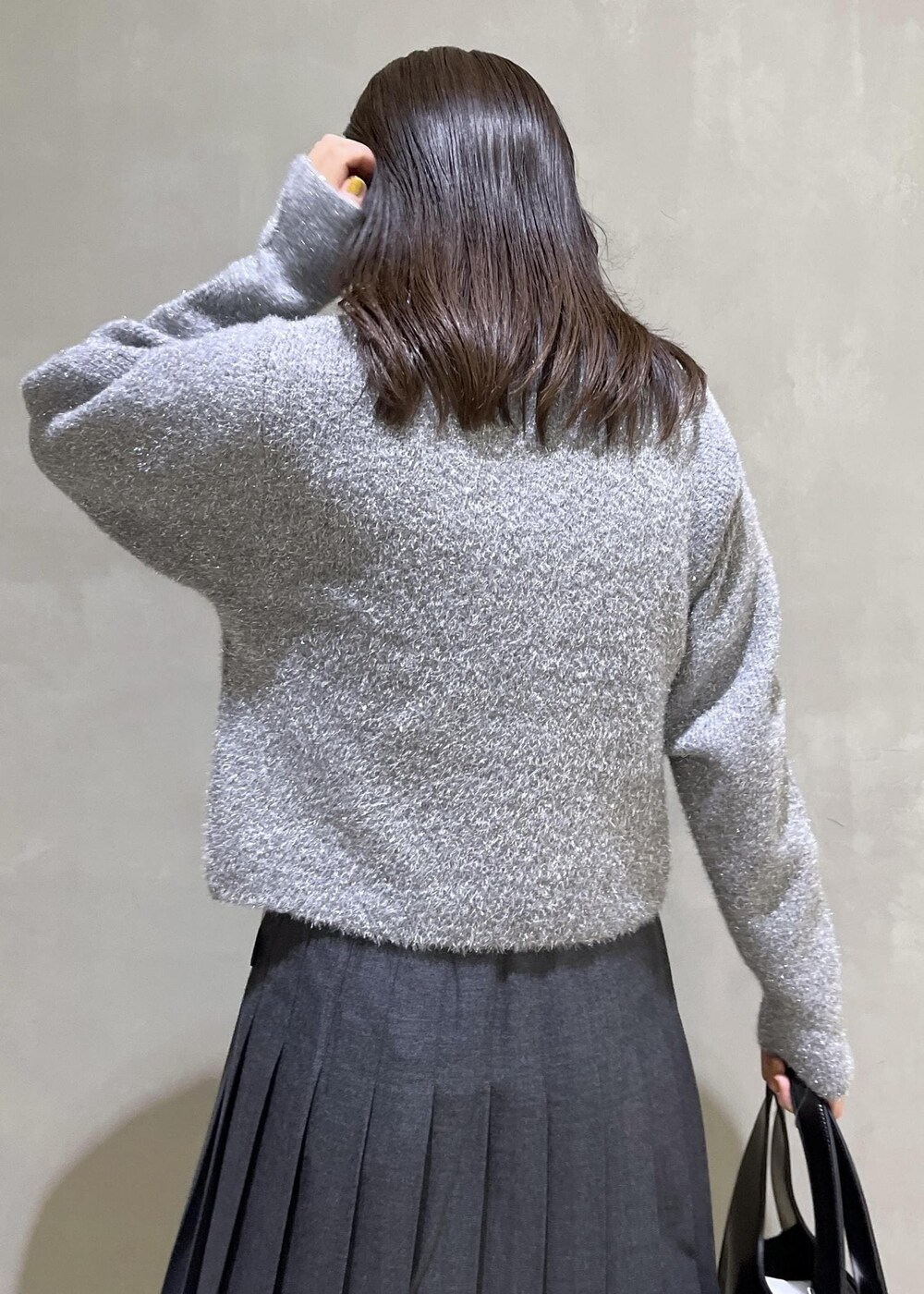 「ロングブーツ、ラメ、WEB限定、WEB限定商品、WEB限定アイテム、アクセサリー、ネックレス、シルバー、ブラック、ハンドバッグ、グレー、ニット、スカート、プリーツ、膝丈」|「O'NEIL of DUBLINの【O'Neil of Dublin for ADAM ET ROPE'】FASHION MIDI SKIRT(スカート、グレー系)」を使った、adamtanakaさん(レディース・158cm)の秋コーディネートの8枚目の写真