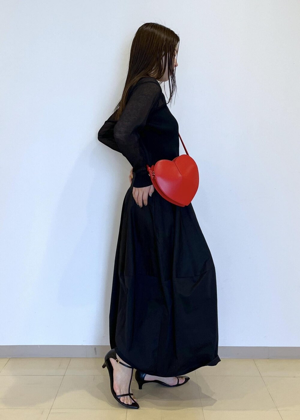 「ブラックコーデ、プリーツ、MOL、バッグ、ハート、ブラック、ショルダーバッグ、長袖、シアー、スカート、ロング、フレア、サンダル、ストラップ、ADAM ET ROPÉ」｜「ADAM ET ROPE'の【サステナブル】ナロークロスストラップサンダル（サンダル、ブラック系）」を使った、adamtanakaさん（レディース・158cm）の春コーディネートの4枚目の写真