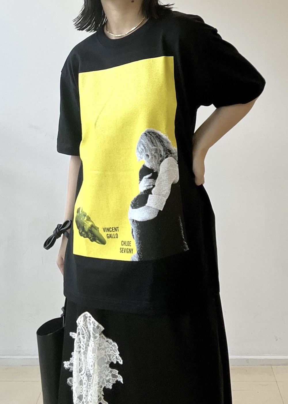 ブラック系のスカート、ブラック系のショルダーバッグ、グレー系のTシャツ/カットソーを着用したレディースの夏コーディネートの7枚目の写真