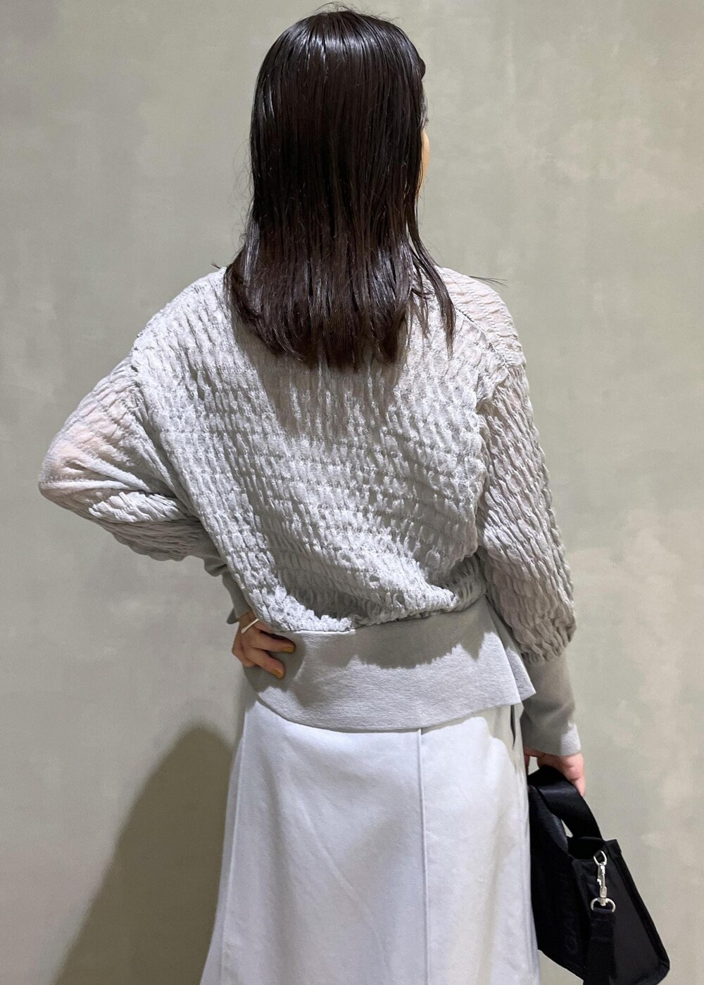 「GANNI、ガニー、WEB限定、WEB限定商品、WEB限定アイテム、シアー、ペプラム、グレー、ニット、ライトグレー、スカート、フレア、フレアスカート、ブーツ、ADAM ET ROPÉ」｜「ADAM ET ROPE'の【晴雨兼用】ウォータープルーフトラックソールロングブーツ（ブーツ、ブラック系）」を使った、adamtanakaさん（レディース・158cm）の夏コーディネートの7枚目の写真