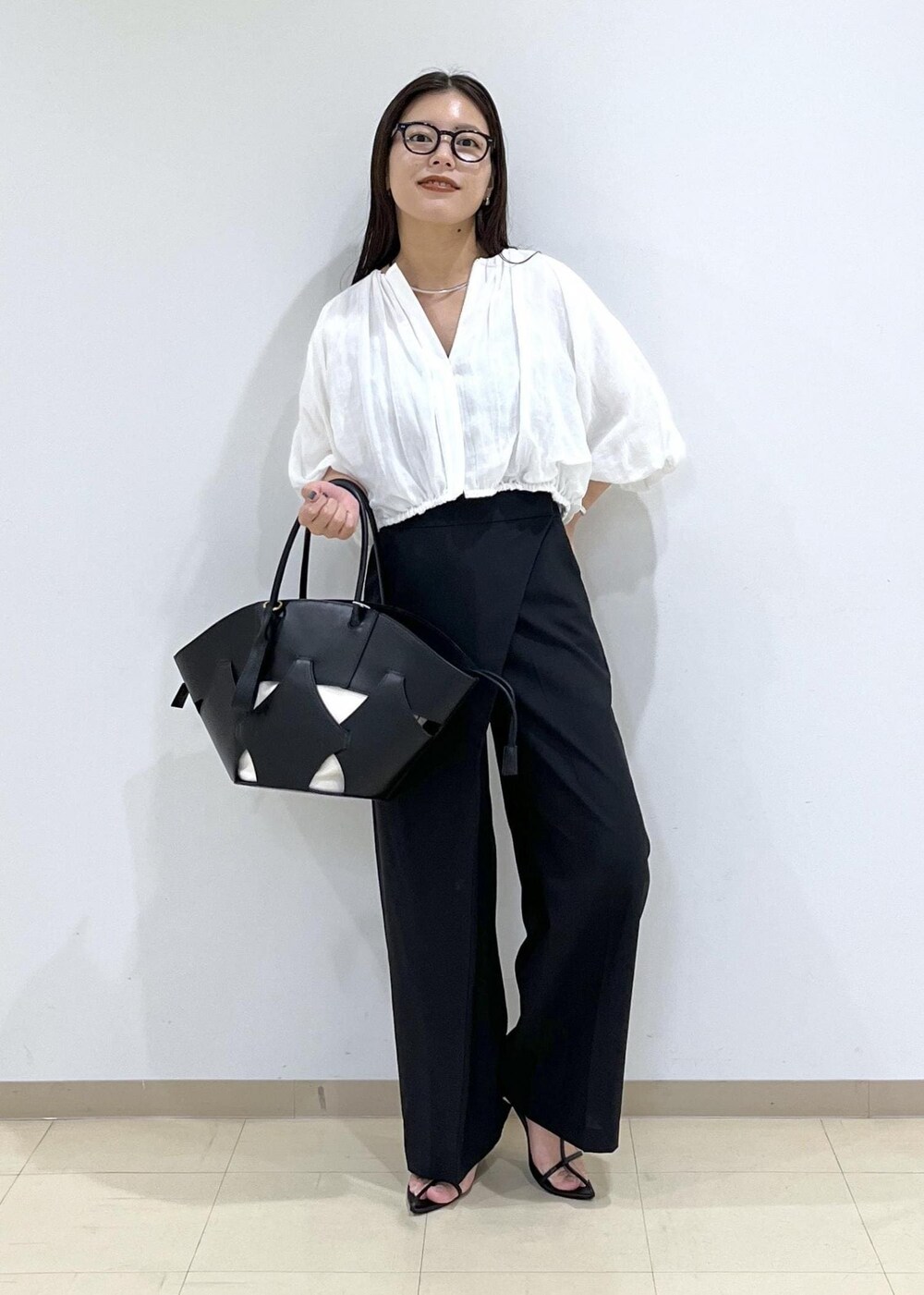 「サンダル、バッグ、ADAM ET ROPÉ、FEMME、SDGs、サステナブル、骨格ストレート、イエベ、きれいめ、モード、仕事着、通勤、夏、夏コーデ、夏ファッション」｜「ADAM ET ROPE'の【サステナブル】ナロークロスストラップサンダル（サンダル、ブラック系）」を使った、adamtanakaさん（レディース・158cm）の夏コーディネートの2枚目の写真