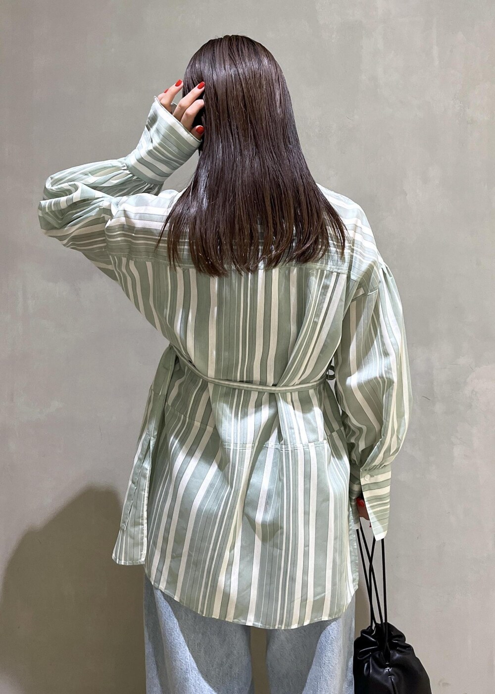 「24ss春の新作、WEB限定、WEB限定商品、WEB限定アイテム、シャツ、チュニックシャツ、デニム、Levis、リーバイス、別注、BIOTOP、サンダル、バッグ、ショルダーバッグ、ストライプ」｜「ADAM ET ROPE'の【サステナブル】ナロークロスストラップサンダル（サンダル、ブラック系）」を使った、adamtanakaさん（レディース・158cm）の春コーディネートの8枚目の写真