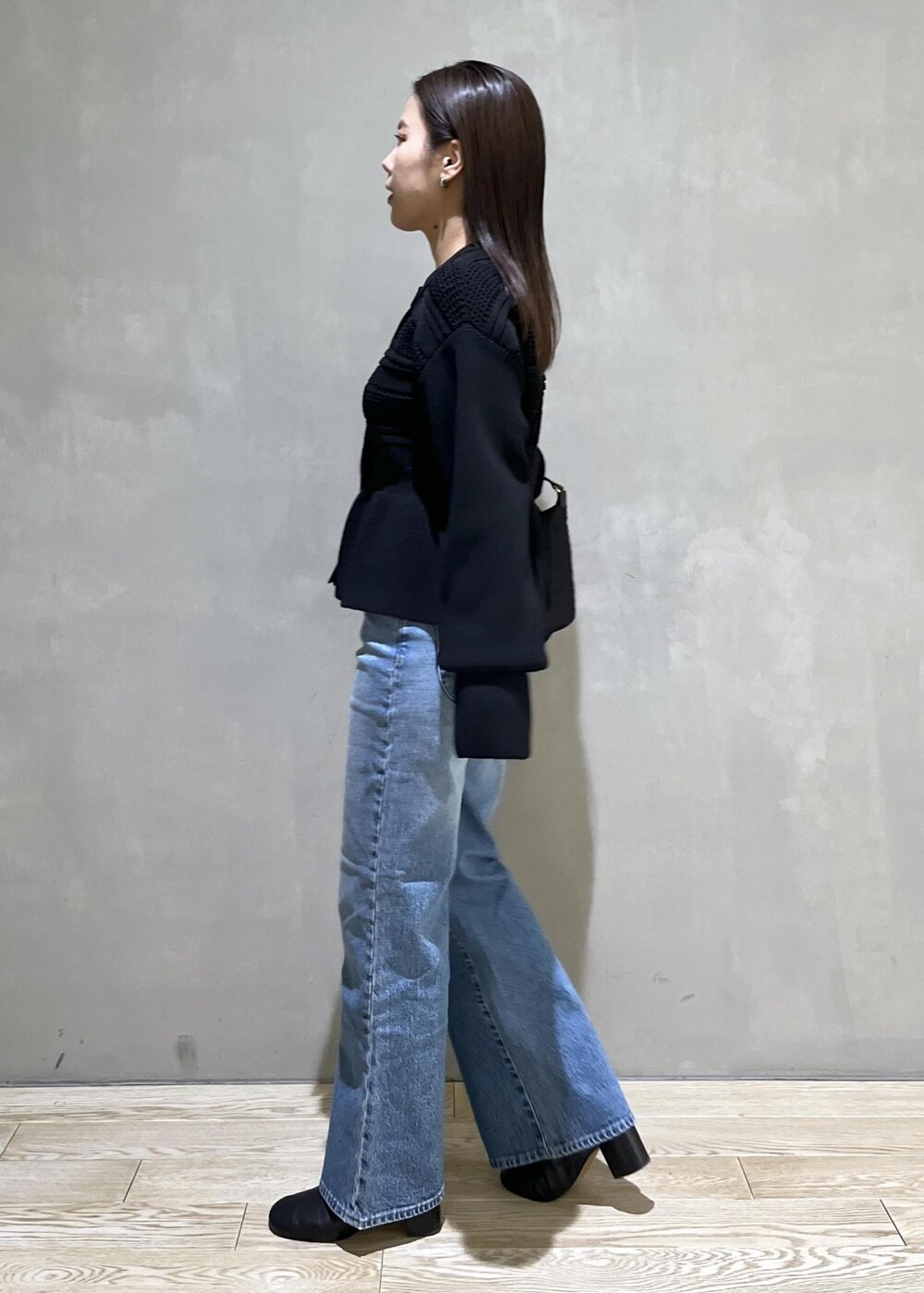 「ROLLAS、ローラス、ローラスデニム、GANNI、ガニー、WEB限定、WEB限定商品、WEB限定アイテム、AER、ペプラム、デニム、バッグ、ハンドバッグ、ブーツ、ブラックコーデ」｜「ADAM ET ROPE'のラムレザーミドルブーツ（ブーツ、ブラック系）」を使った、adamtanakaさん（レディース・158cm）の冬コーディネートの5枚目の写真