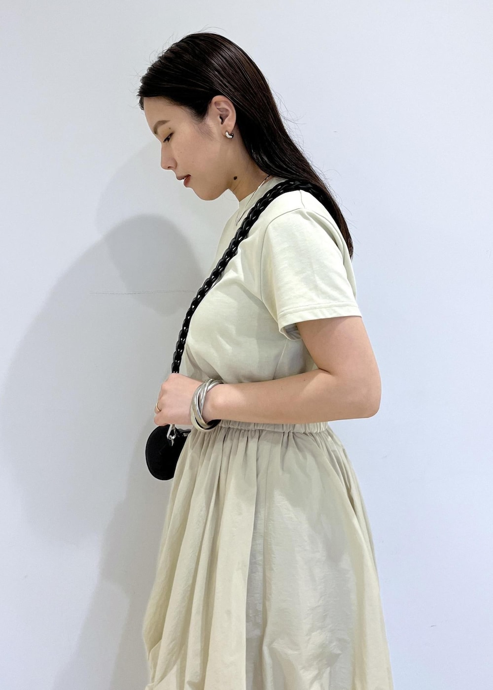 「24ss春の新作、24ss夏の新作、バッグ、ミニバッグ、Benamun、バングル、ワンピース、ADAM ET ROPÉ、FEMME、SDGs、サステナブル、骨格ストレート、イエベ、カジュアル、大人カジュアル」｜「ADAM ET ROPE'の【洗える】アシメバルーンワンピース（ワンピース、ベージュ系）」を使った、adamtanakaさん（レディース・158cm）の春コーディネートの10枚目の写真
