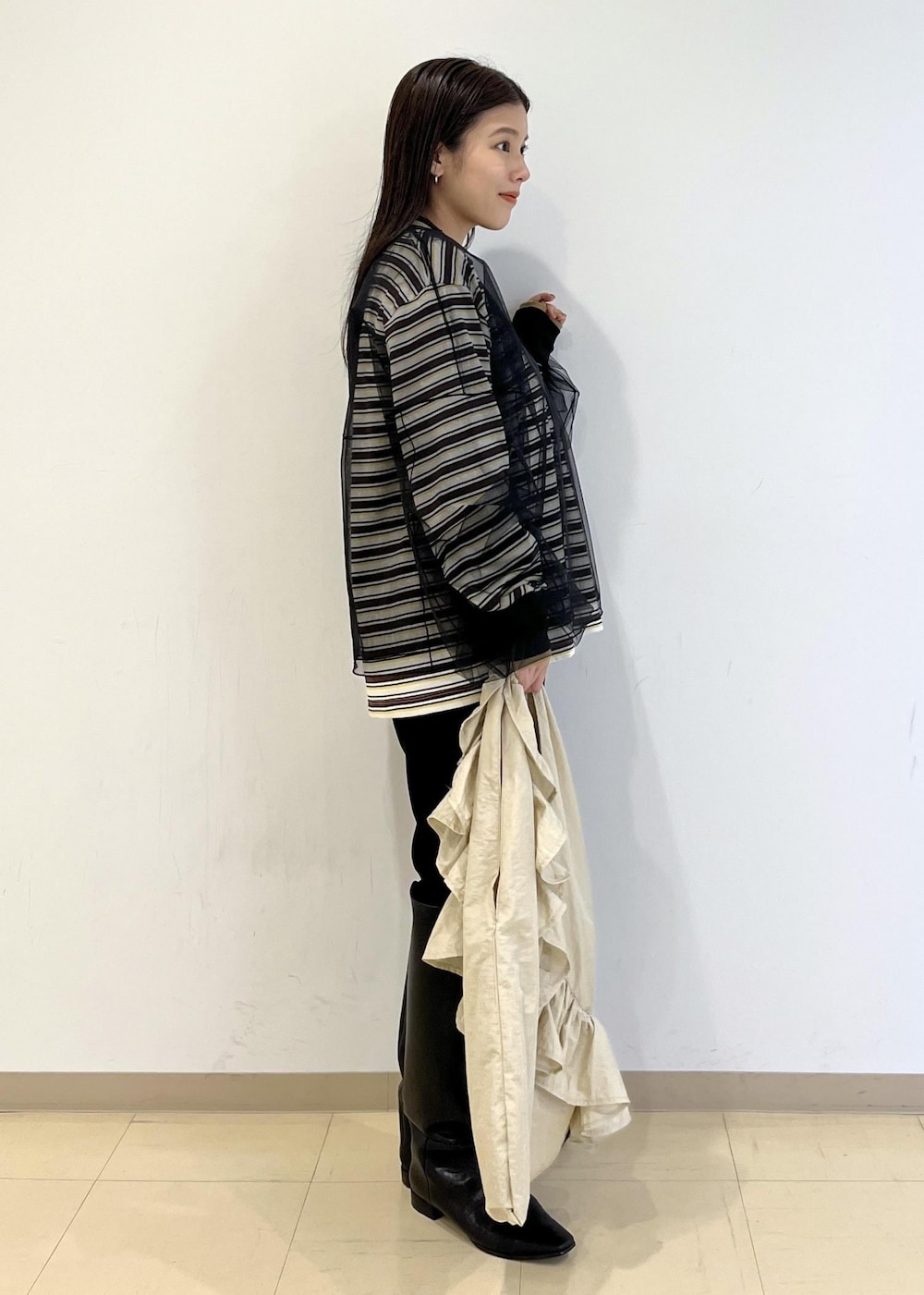 「JACKSONMATISSE、ジャクソンマティス、別注、ロンT、チュール、シアー、ボーダー、初秋コーデ、秋コーデ、お出かけコーデ、モード、大人カジュアル、レイヤード、カジュアルコーデ、別注アイテム」｜「ADAM ET ROPE'の【洗える】オーバーチュールプルオーバー（Tシャツ/カットソー、ブラック系）」を使った、adamtanakaさん（レディース・158cm）の秋コーディネートの6枚目の写真
