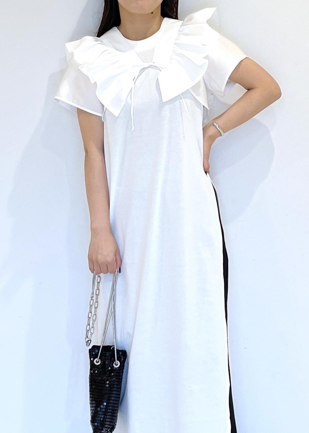 「24ss夏の新作、ワンピ、バッグ、ビゴター、BIGOTRE、ホワイト、ワンピース、パンツ、サンダル、ADAM ET ROPÉ、FEMME、SDGs、サステナブル、骨格ストレート、イエベ」|「ADAM ET ROPE'の【BIGOTRE(ビゴター)】PURSE METAL MINI(ハンドバッグ、ブラック系)」を使った、adamtanakaさん(レディース・158cm)の夏コーディネートの5枚目の写真