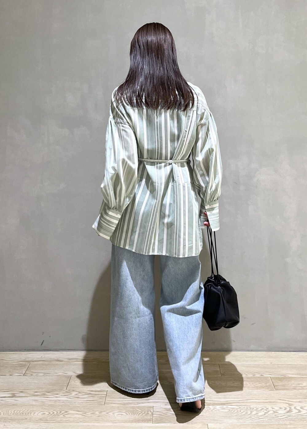 「24ss春の新作、WEB限定、WEB限定商品、WEB限定アイテム、シャツ、チュニックシャツ、デニム、Levis、リーバイス、別注、BIOTOP、サンダル、バッグ、ショルダーバッグ、ストライプ」｜「ADAM ET ROPE'の【サステナブル】ナロークロスストラップサンダル（サンダル、ブラック系）」を使った、adamtanakaさん（レディース・158cm）の春コーディネートの4枚目の写真