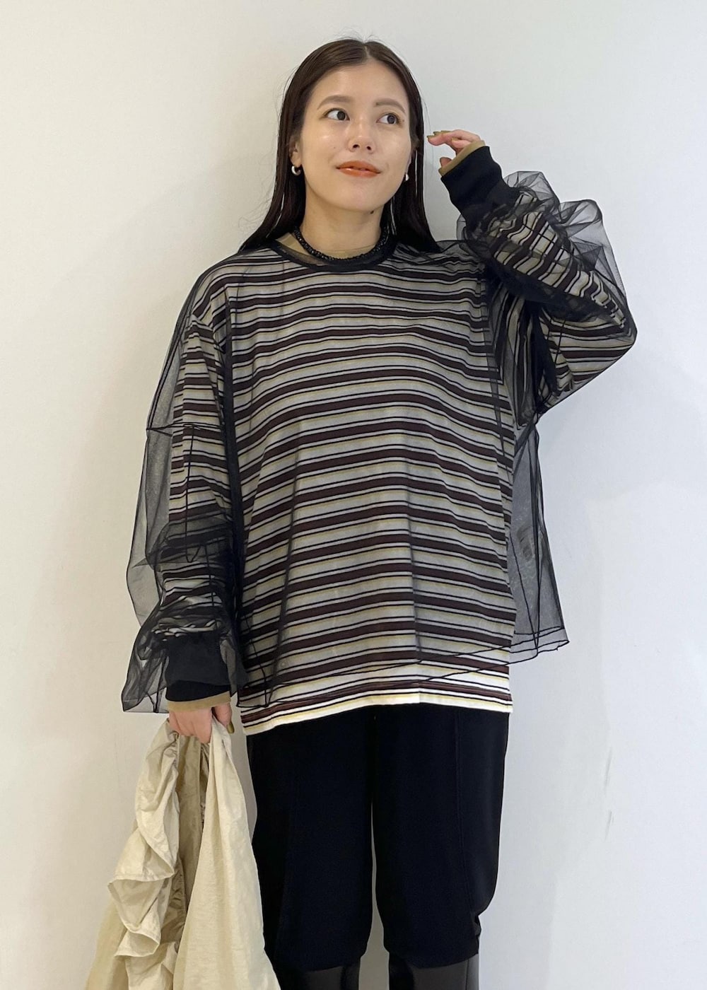 「JACKSONMATISSE、ジャクソンマティス、別注、ロンT、チュール、シアー、ボーダー、初秋コーデ、秋コーデ、お出かけコーデ、モード、大人カジュアル、レイヤード、カジュアルコーデ、別注アイテム」｜「ADAM ET ROPE'の【洗える】オーバーチュールプルオーバー（Tシャツ/カットソー、ブラック系）」を使った、adamtanakaさん（レディース・158cm）の秋コーディネートの7枚目の写真