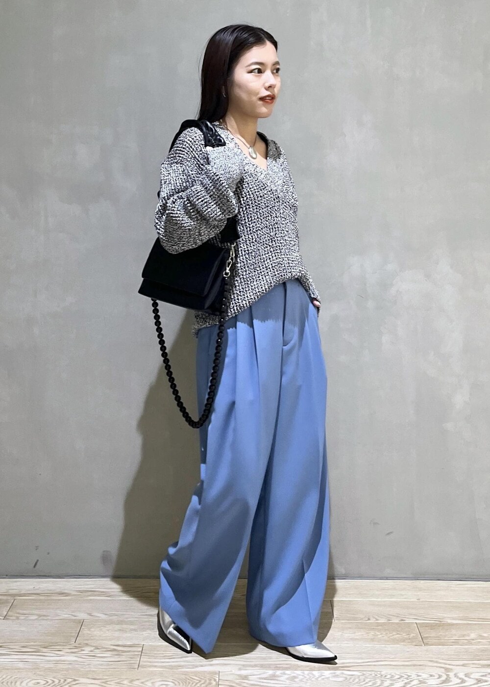 「メッシュ、パンツ、ワイドパンツ、スラックス、ブルー、パンプス、シルバー、バッグ、ショルダーバッグ、AER、WEB限定、WEB限定商品、WEB限定アイテム、アクセサリー、ネックレス」｜「ADAM ET ROPE'の【サステナブル】カスタムショルダーバッグ（ショルダーバッグ、ブラック系）」を使った、adamtanakaさん（レディース・158cm）の冬コーディネートの3枚目の写真