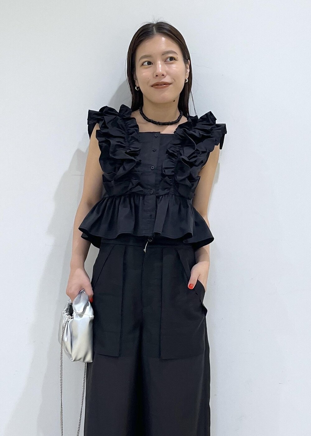 「シアー、フリル、バッグ、ショルダーバッグ、サンダル、ブラック、ブラックコーデ、ADAM ET ROPÉ、FEMME、SDGs、サステナブル、骨格ストレート、イエベ、フェミニン、モード」｜「ADAM ET ROPE'の【サステナブル】ナロークロスストラップサンダル（サンダル、ブラック系）」を使った、adamtanakaさん（レディース・158cm）の夏コーディネートの6枚目の写真