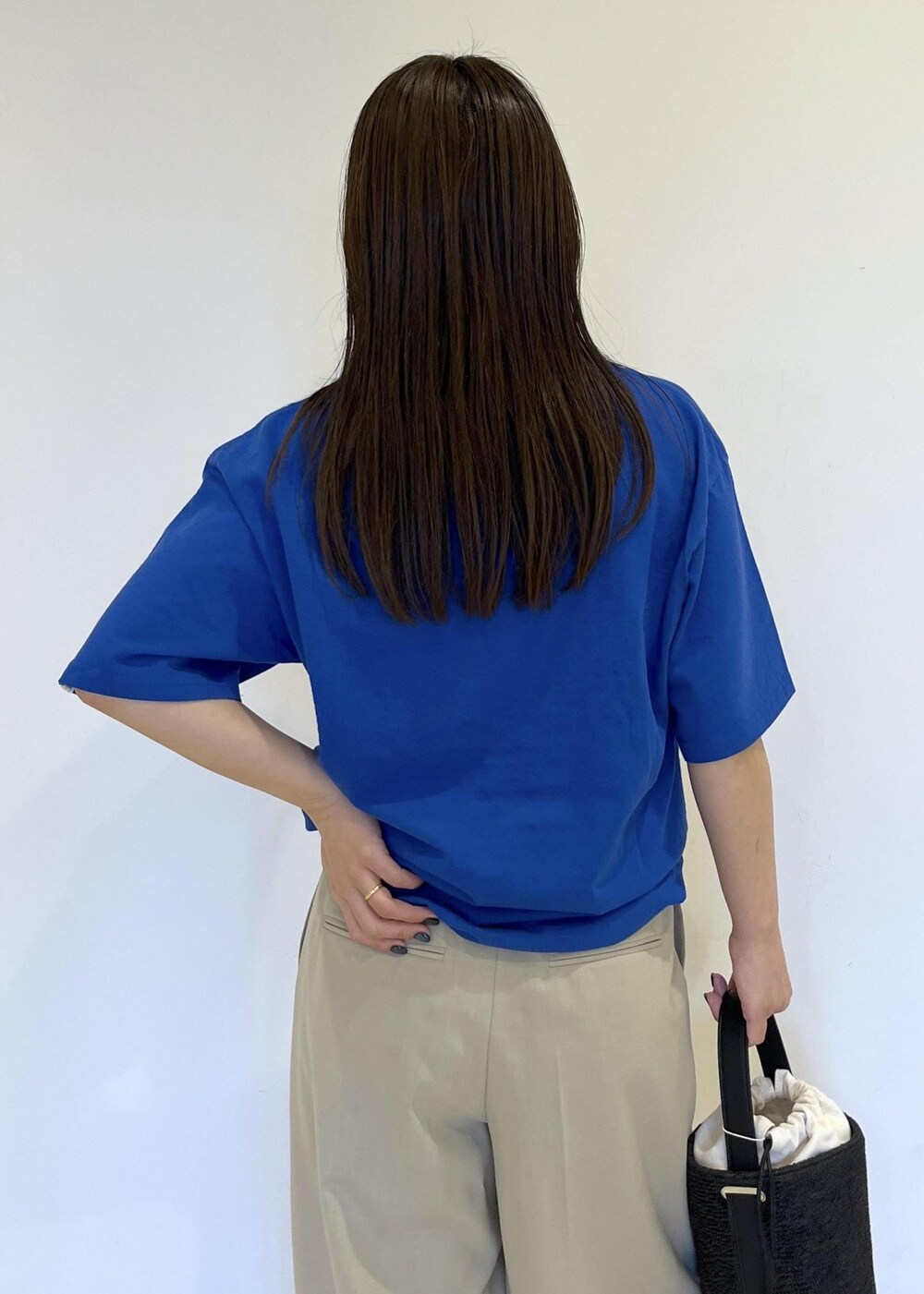 「バッグ、ミニバッグ、24ss夏の新作、oblada、オブラダ、ブルー、Tシャツ、ロゴ、プリント、パンツ、ADAM ET ROPÉ、FEMME、SDGs、サステナブル、骨格ストレート」｜「ADAM ET ROPE'の【サステナブル】ナロークロスストラップサンダル（サンダル、ブラック系）」を使った、adamtanakaさん（レディース・158cm）の夏コーディネートの8枚目の写真