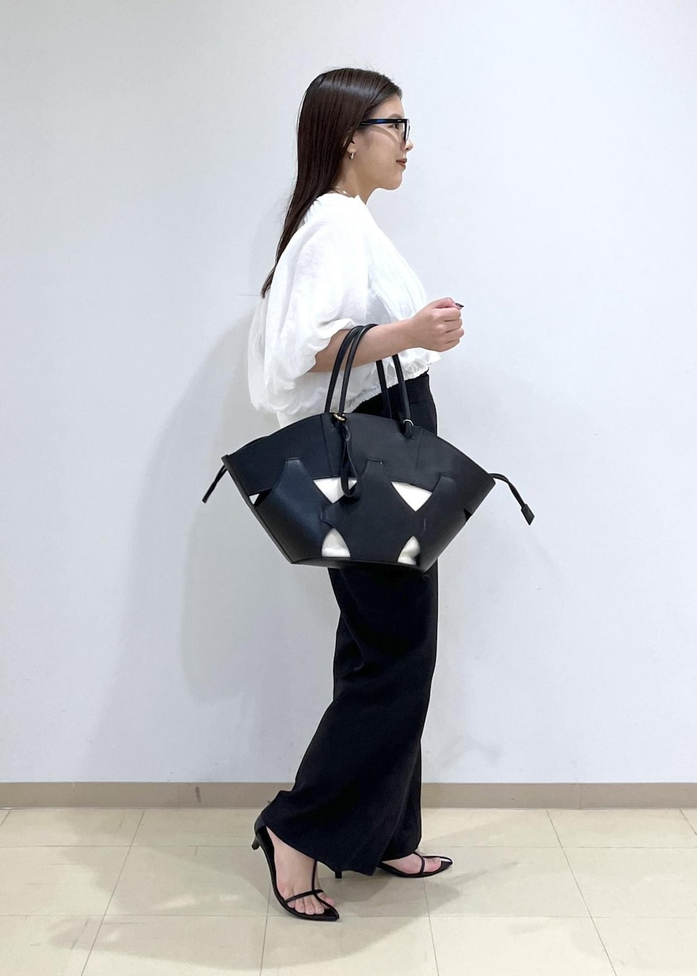 「サンダル、バッグ、ADAM ET ROPÉ、FEMME、SDGs、サステナブル、骨格ストレート、イエベ、きれいめ、モード、仕事着、通勤、夏、夏コーデ、夏ファッション」｜「ADAM ET ROPE'の【サステナブル】ナロークロスストラップサンダル（サンダル、ブラック系）」を使った、adamtanakaさん（レディース・158cm）の夏コーディネートの5枚目の写真