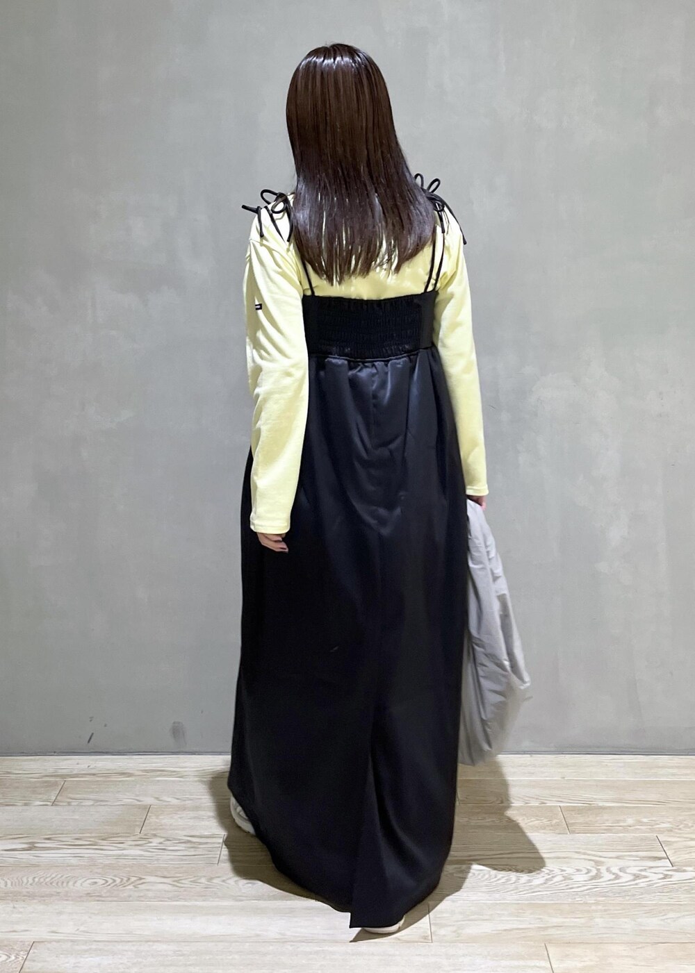「24ss春の新作、GANNI、ガニー、SAINTJAMES、セントジェームス、Newbalance、ニューバランス、AMOMENTO、アモーメント、イエロー、ブラック、カットソー、キャミワンピ、バッグ、ハンドバッグ」|adamtanakaさん(レディース・158cm)の冬コーディネートの4枚目の写真