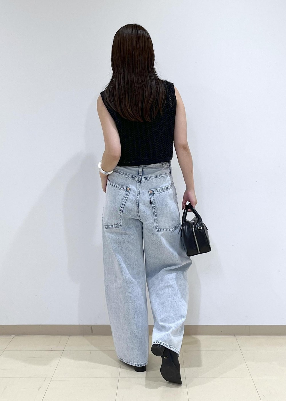 「デニム、サンダル、ブーツ、ベルト、バッグ、ハンドバッグ、ブラックコーデ、ブラック、メッシュ、24ss春の新作、24ss夏の新作、ADAM ET ROPÉ、FEMME、SDGs、サステナブル」｜「ADAM ET ROPE'のストレッチブーツサンダル（ブーツ、ブラック系）」を使った、adamtanakaさん（レディース・158cm）の春コーディネートの4枚目の写真