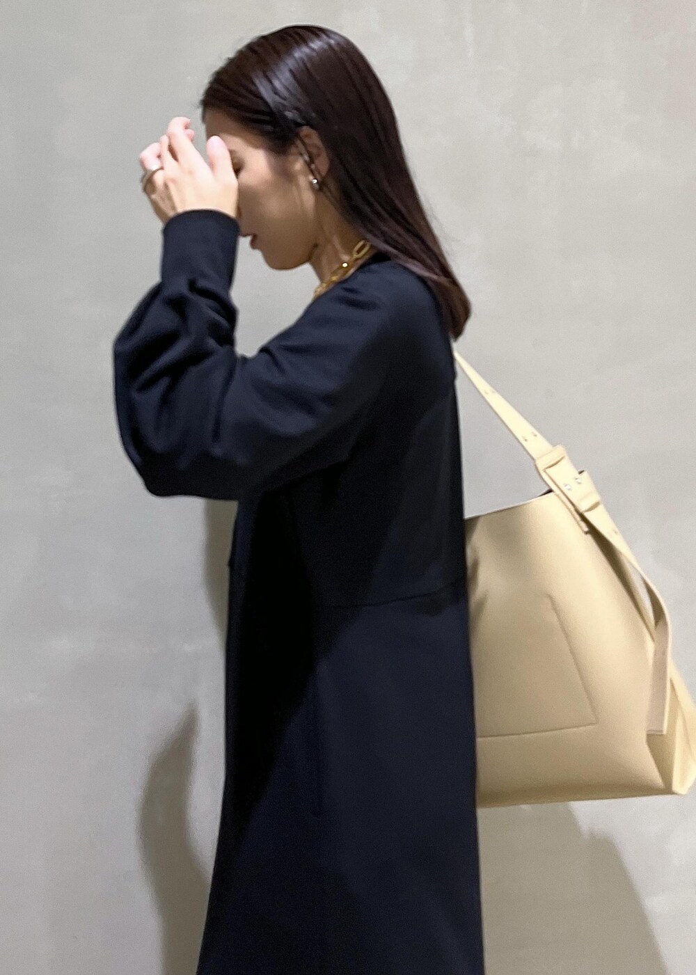 「バッグ、キャミソール、ブラック、ネックレス、アクセサリー、ADAM ET ROPÉ、FEMME、SDGs、サステナブル、骨格ストレート、イエベ、きれいめカジュアル、大人カジュアル、レイヤード、秋」｜「ADAM ET ROPE'の［新色追加］トラックソールストレッチブーツ（ブーツ、ブラック系）」を使った、adamtanakaさん（レディース・158cm）の秋コーディネートの6枚目の写真