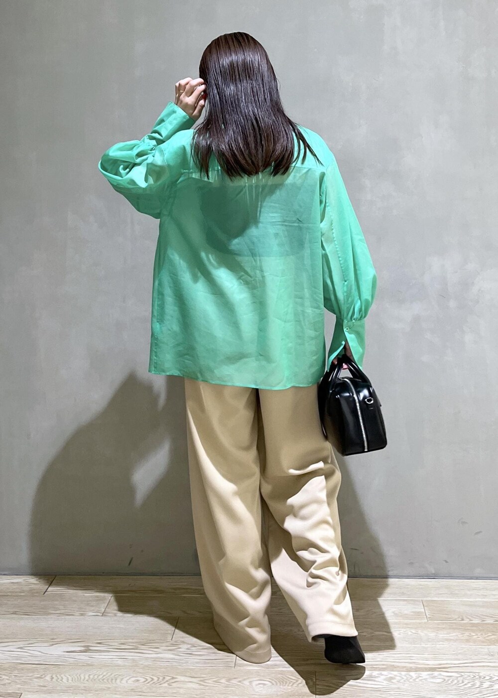 「24ss春の新作、RECTO、レクト、シアー、シャツ、シアーシャツ、グリーン、パンツ、ベージュ、ワイドパンツ、バッグ、ミニバッグ、ハンドバッグ、ブーツ、サンダル」｜「ADAM ET ROPE'のストレッチブーツサンダル（ブーツ、ブラック系）」を使った、adamtanakaさん（レディース・158cm）の春コーディネートの4枚目の写真