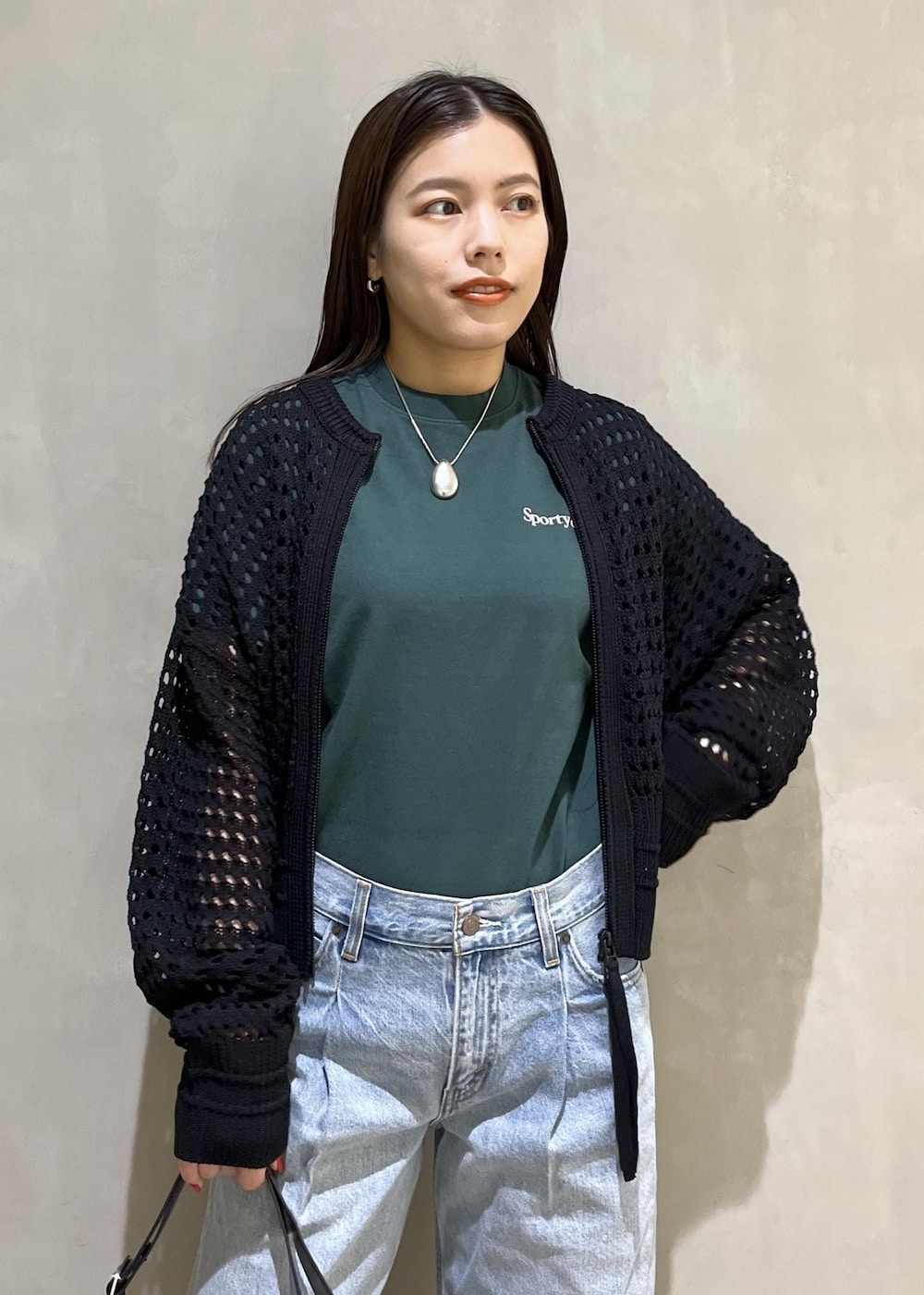 「WEB限定、WEB限定商品、WEB限定アイテム、Sporty&rich、スポーティーアンドリッチ、Levis、リーバイス、BIOTOP、別注、メッシュ、ロゴ、バギーデニム、バッグ、ボディバッグ、24ss春の新作」｜「ADAM ET ROPE'のフォルムウェッジパンプス（パンプス、ブラック系）」を使った、adamtanakaさん（レディース・158cm）の春コーディネートの6枚目の写真