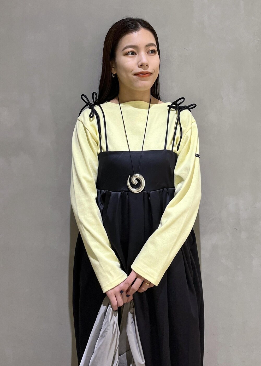 「24ss春の新作、GANNI、ガニー、SAINTJAMES、セントジェームス、Newbalance、ニューバランス、AMOMENTO、アモーメント、イエロー、ブラック、カットソー、キャミワンピ、バッグ、ハンドバッグ」|adamtanakaさん(レディース・158cm)の冬コーディネートの6枚目の写真