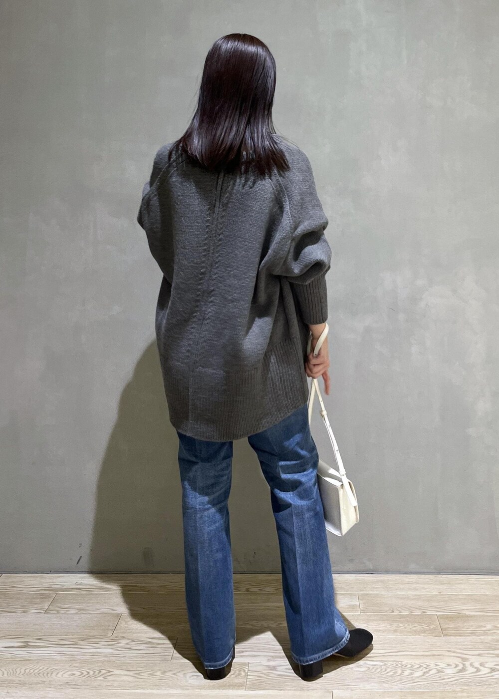 「キャミソール、デニム、バッグ、アクセサリー、ネックレス、WEB限定、WEB限定商品、WEB限定アイテム、AER、チャコール、グレー、ヘルシーデニム、HealthyDenim、ADAM ET ROPÉ、FEMME」｜「ADAM ET ROPE'の【WEB限定(一部店舗展開あり)】ローゲージクルーネックカーディガン（カーディガン/ボレロ、グレー系）」を使った、adamtanakaさん（レディース・158cm）の秋コーディネートの4枚目の写真