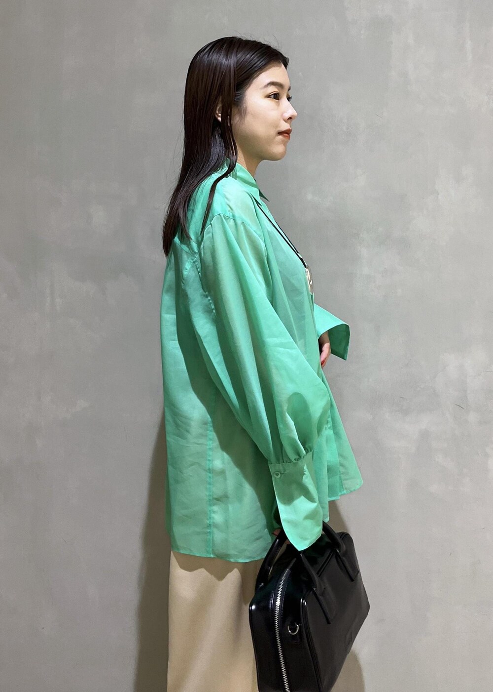 「24ss春の新作、RECTO、レクト、シアー、シャツ、シアーシャツ、グリーン、パンツ、ベージュ、ワイドパンツ、バッグ、ミニバッグ、ハンドバッグ、ブーツ、サンダル」｜「ADAM ET ROPE'のストレッチブーツサンダル（ブーツ、ブラック系）」を使った、adamtanakaさん（レディース・158cm）の春コーディネートの9枚目の写真