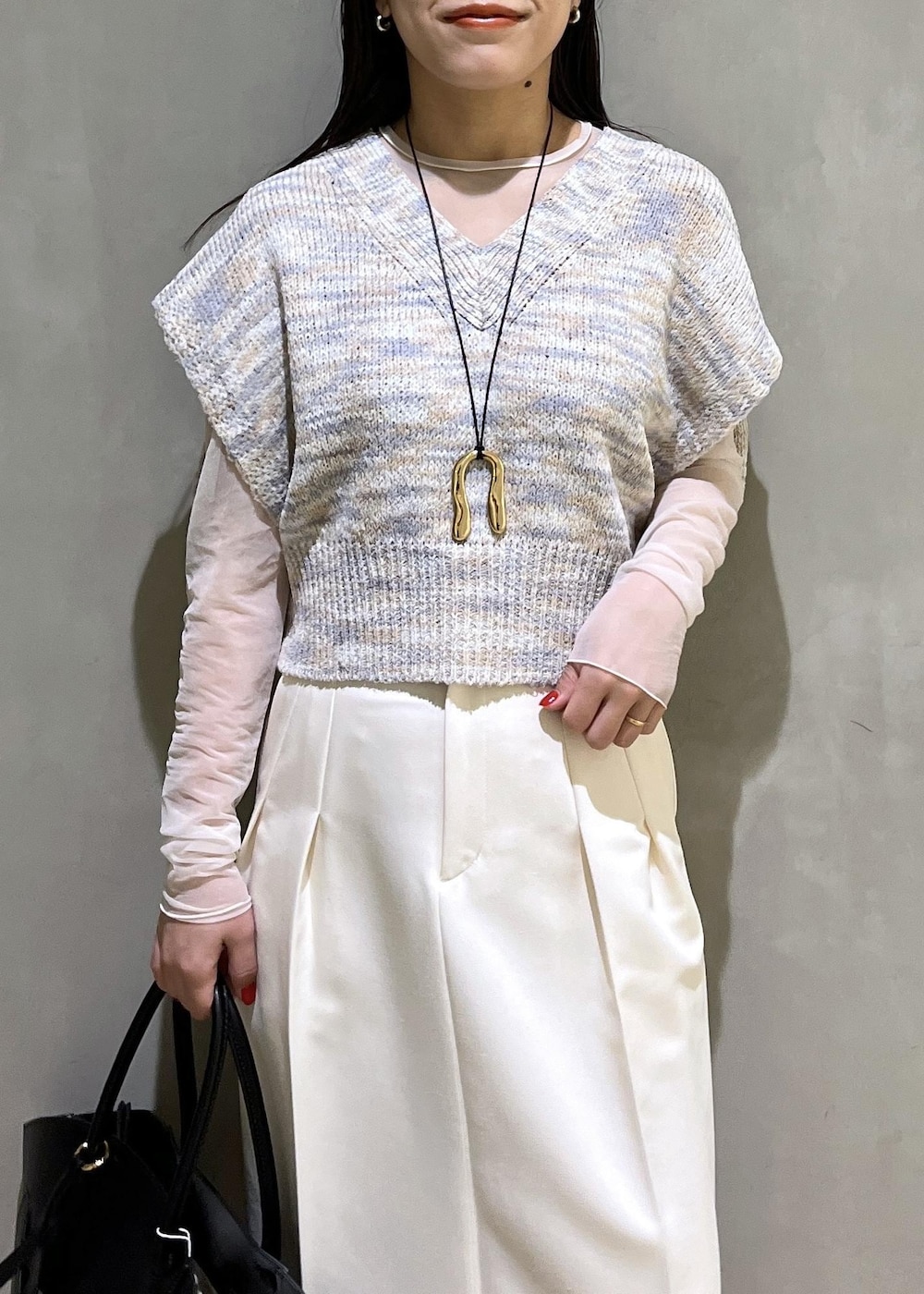 ホワイト系のローファー、ブラック系のトートバッグ、ホワイト系のスカートを着用したレディースの春コーディネートの6枚目の写真