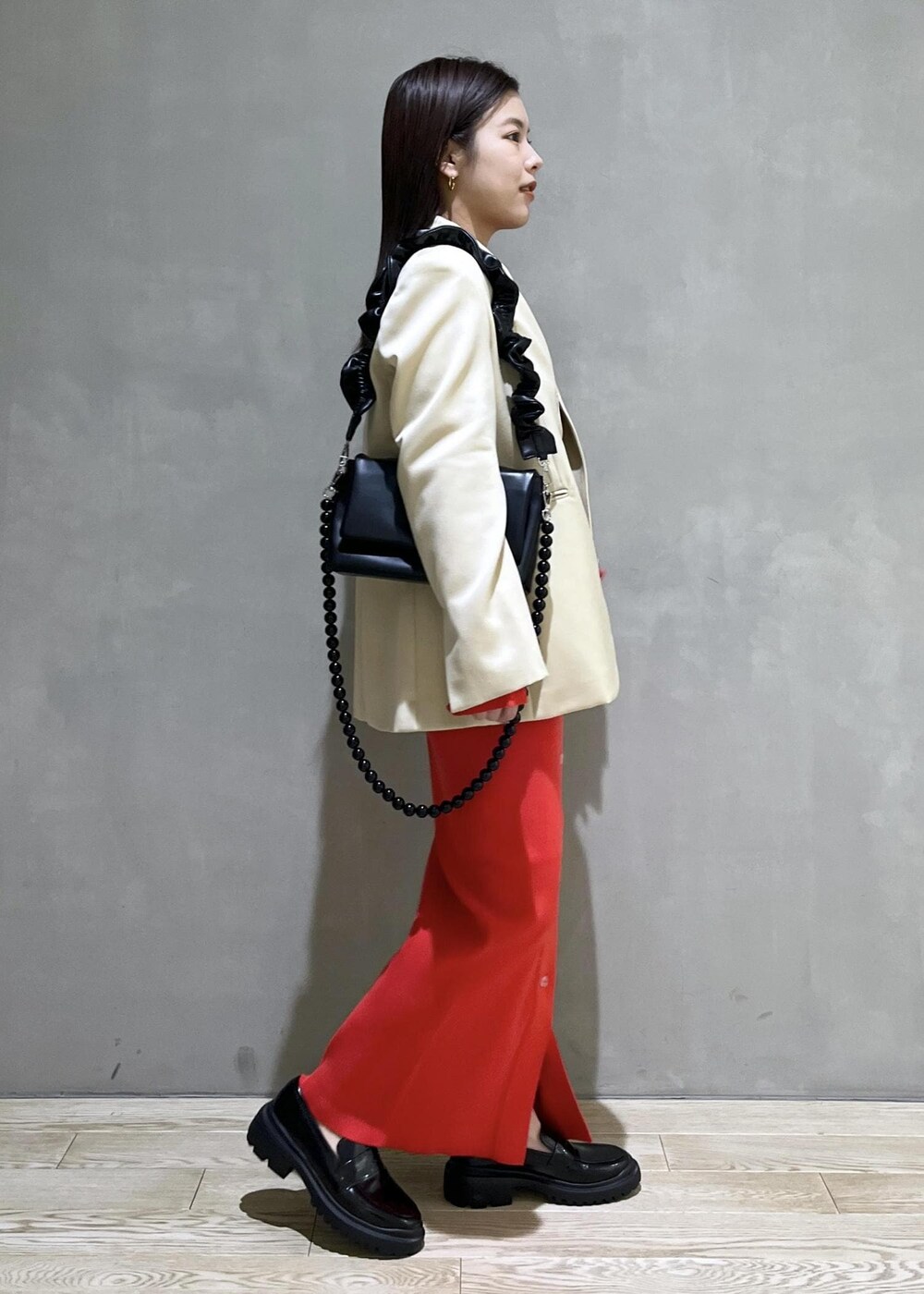 ブラック系のローファー、レッド系のスカート、レッド系のカーディガン/ボレロを着用したレディースの冬コーディネートの5枚目の写真