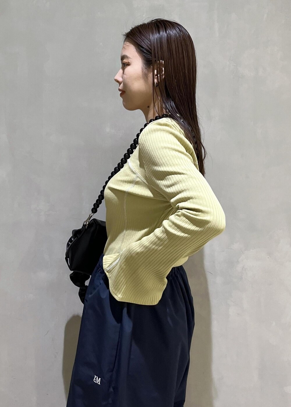 「24ss春の新作、AER、WEB限定、WEB限定商品、WEB限定アイテム、PARROTTCANVAS、パロットキャンバス、ロンT、カットソー、グリーン、ネイビー、パンツ、ナイロンパンツ、バッグ、ショルダーバッグ」｜「ADAM ET ROPE'の【サステナブル】カスタムショルダーバッグ（ショルダーバッグ、ブラック系）」を使った、adamtanakaさん（レディース・158cm）の冬コーディネートの6枚目の写真